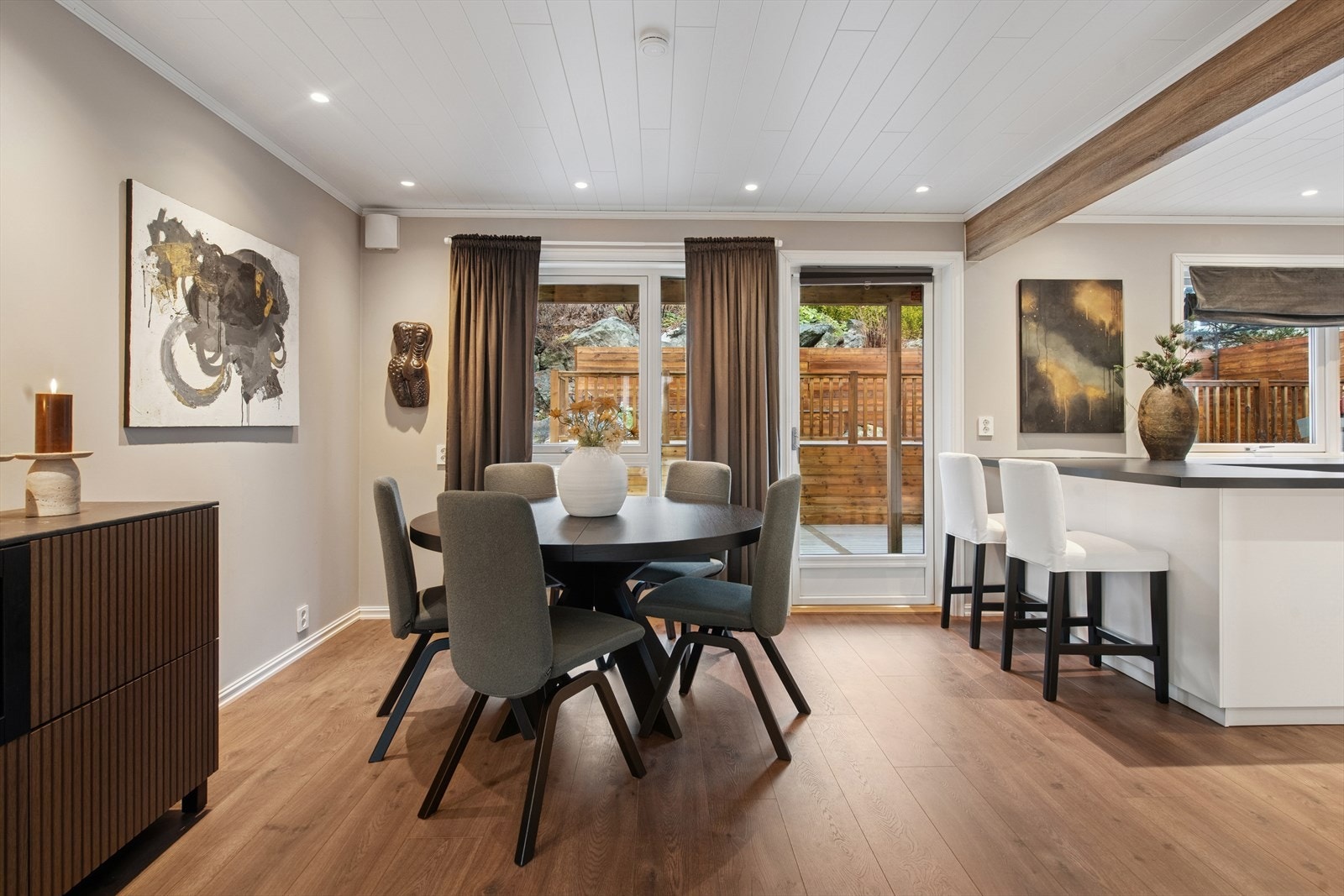 Spisestuen er naturlig plassert ved kjøkkenet. Galleribilde