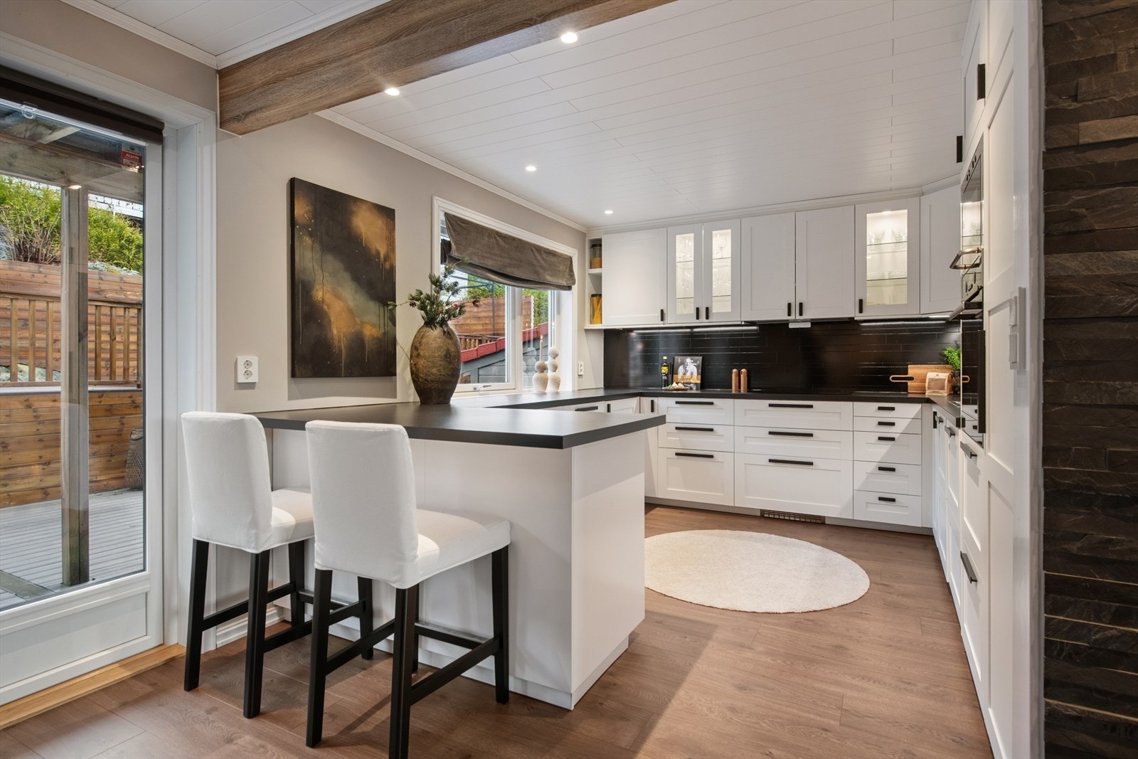 Barløsning er en fin skjerming mot spisestuen og praktisk for en rask matbit til folk på farten. Galleribilde