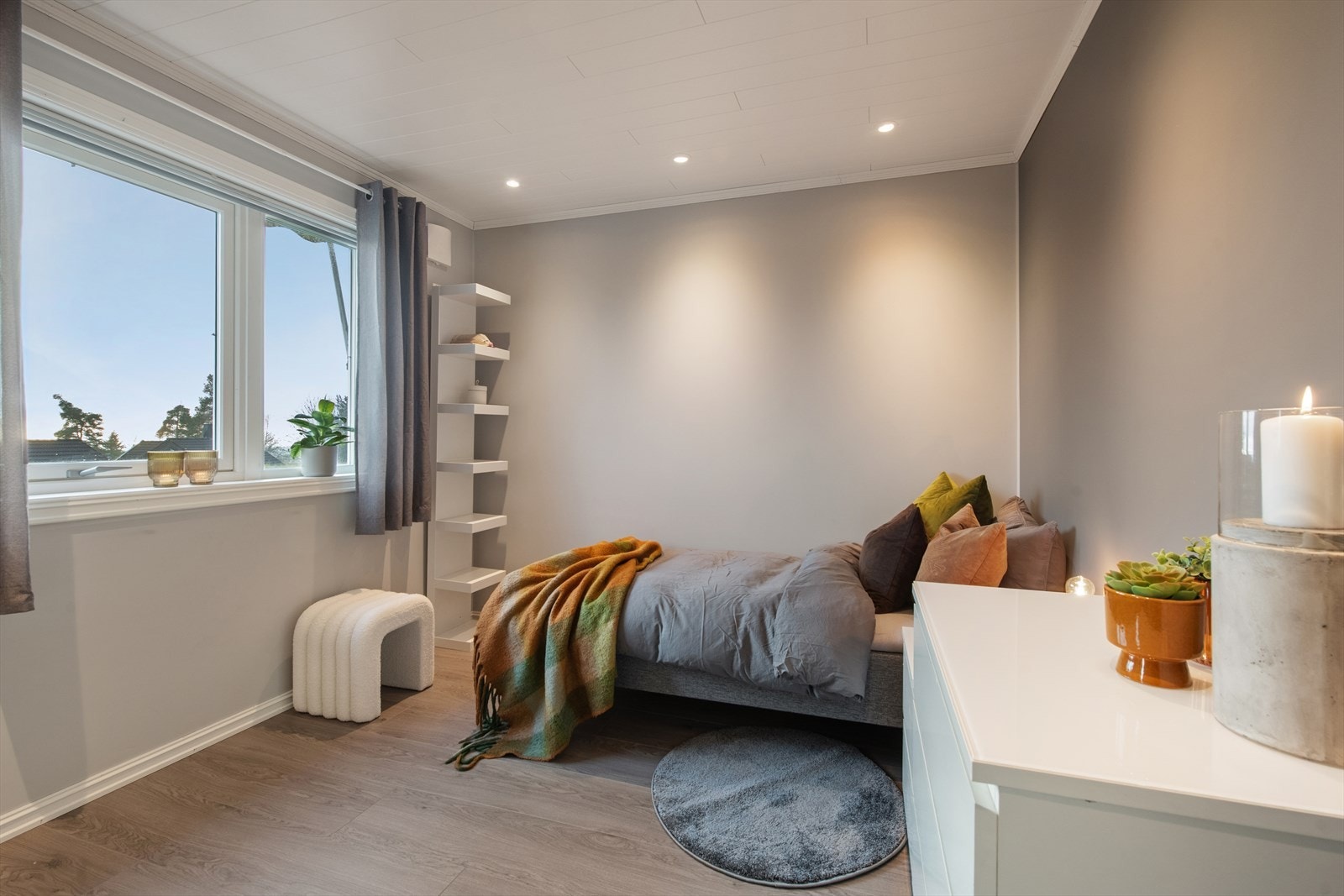 Rommet er malt i tidløs og behagelig farge. Galleribilde