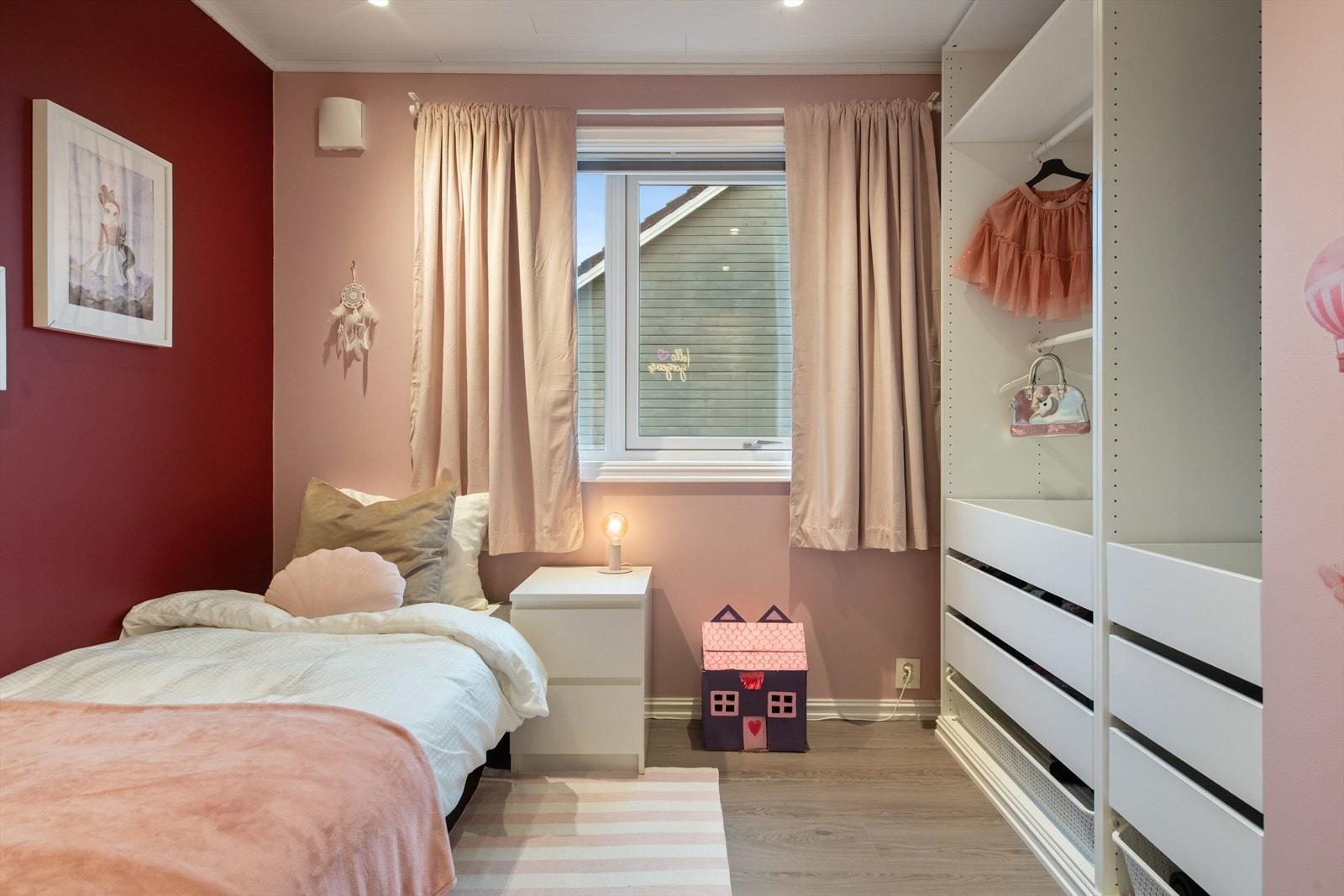 Soverom nr. 3 med åpen garderobeløsning Galleribilde