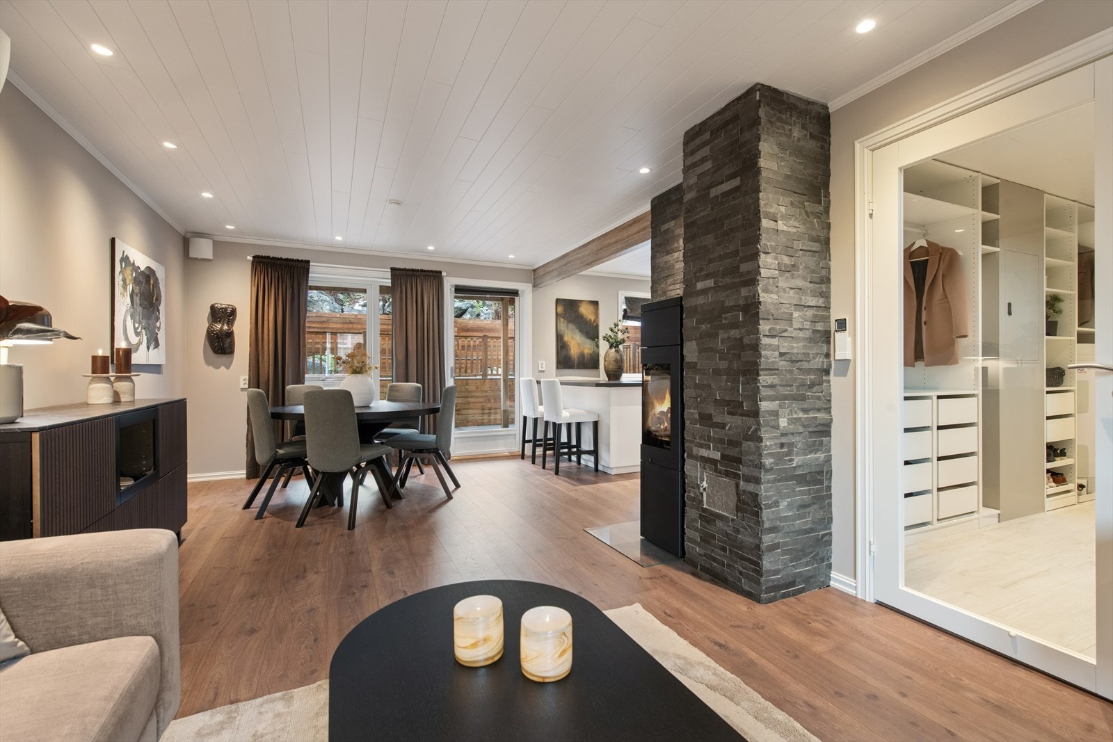 Åpen løsning mellom kjøkken og stue skaper en romslig og fleksibel oppholdsplass. Galleribilde