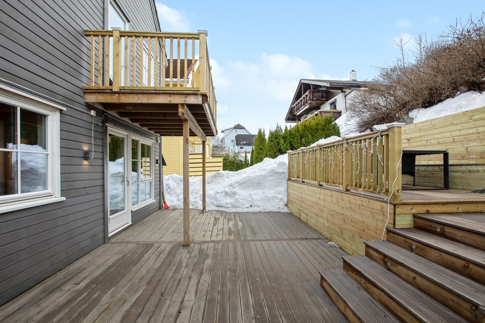 Fra stuen er det utgang til en stor solrik terrasse. Galleribilde