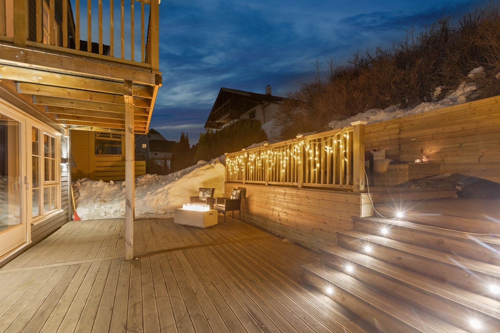 Romslig terrasse med komfortable sitteplasser gir mulighet for avslapning utendørs. Galleribilde