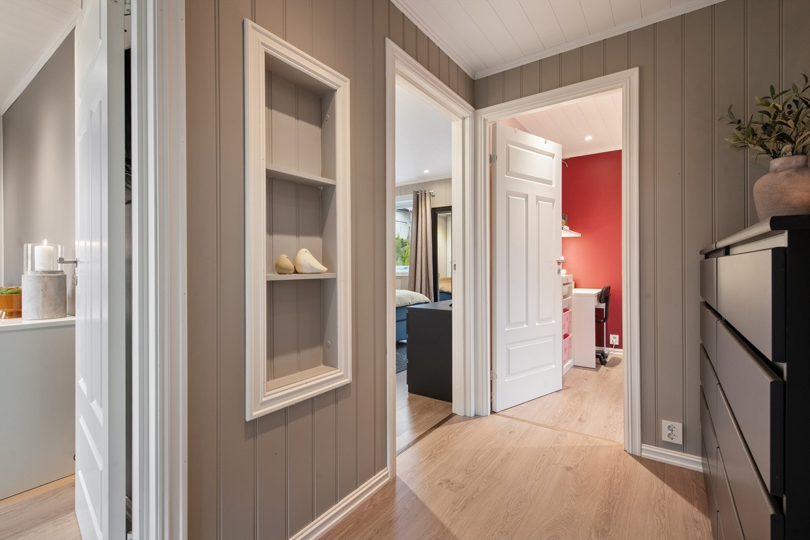 Flott panelplatevegg og lys parkett gir en varm atmosfære i gangen. Galleribilde