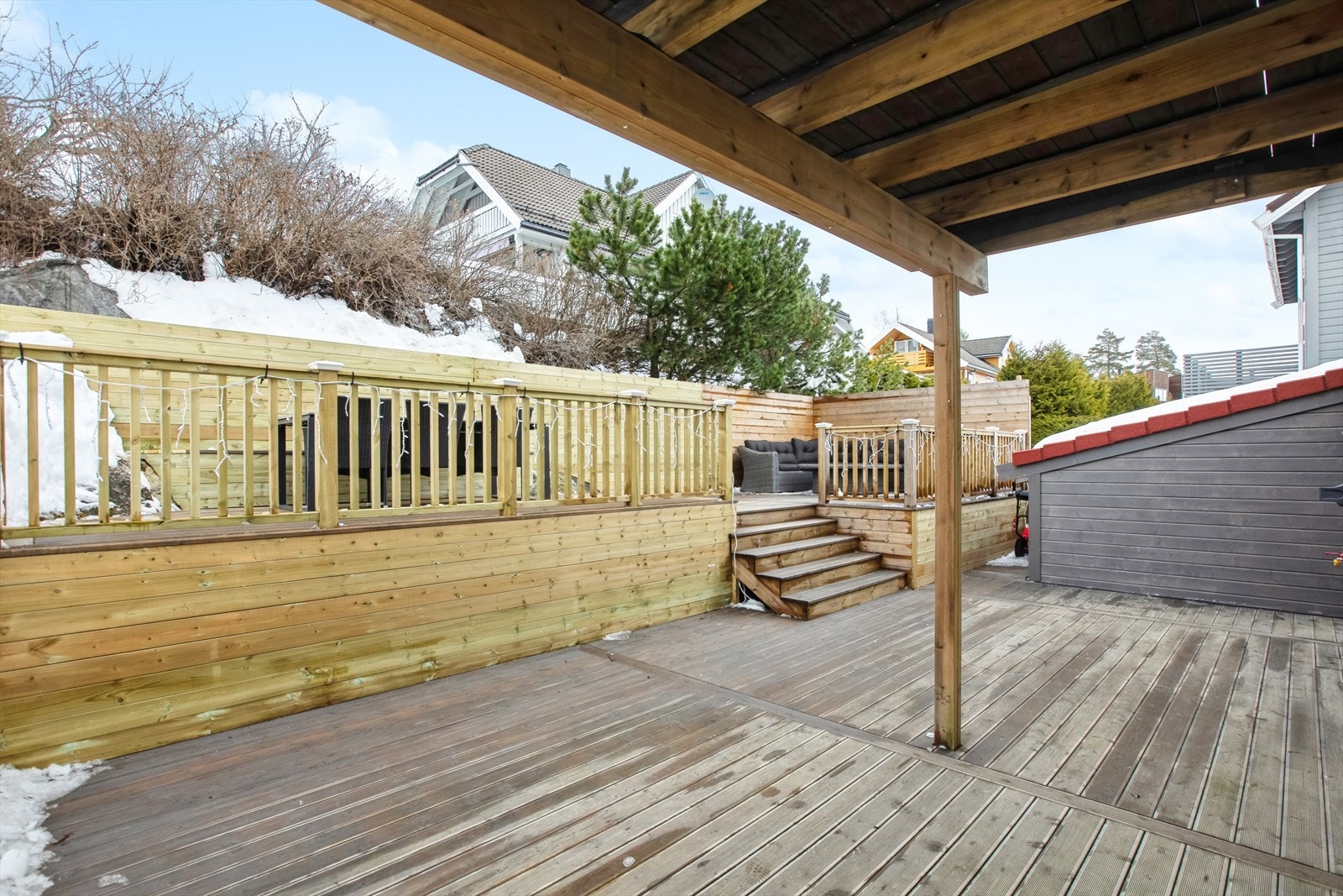 Overbygget gir beskyttelse mot vær og vind på den nederste delen av terrassen. Galleribilde