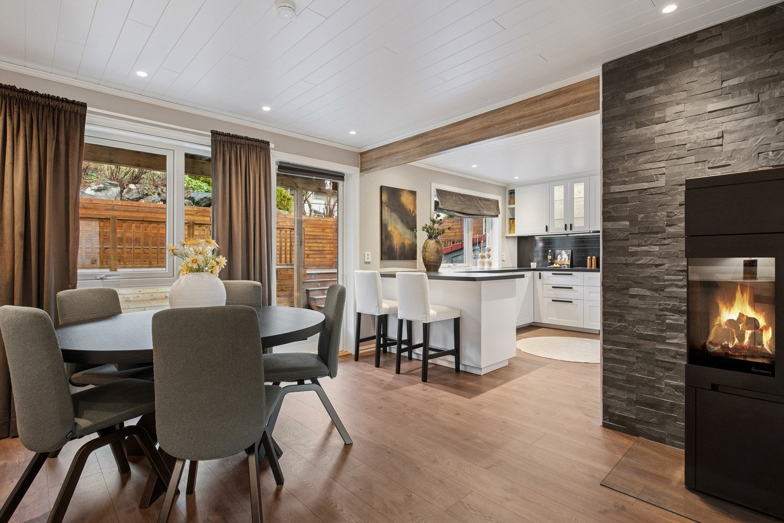 Her er god plass til mange rundt bordet både til hverdags og fest. Galleribilde