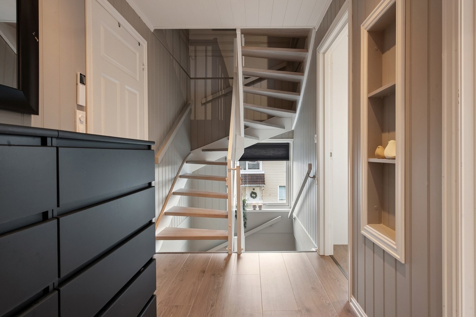 Boligen har praktisk planløsning over tre etasje. Galleribilde