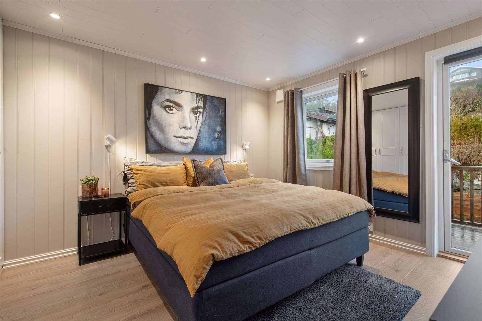 Delikat soverom med utgang til balkong. Galleribilde