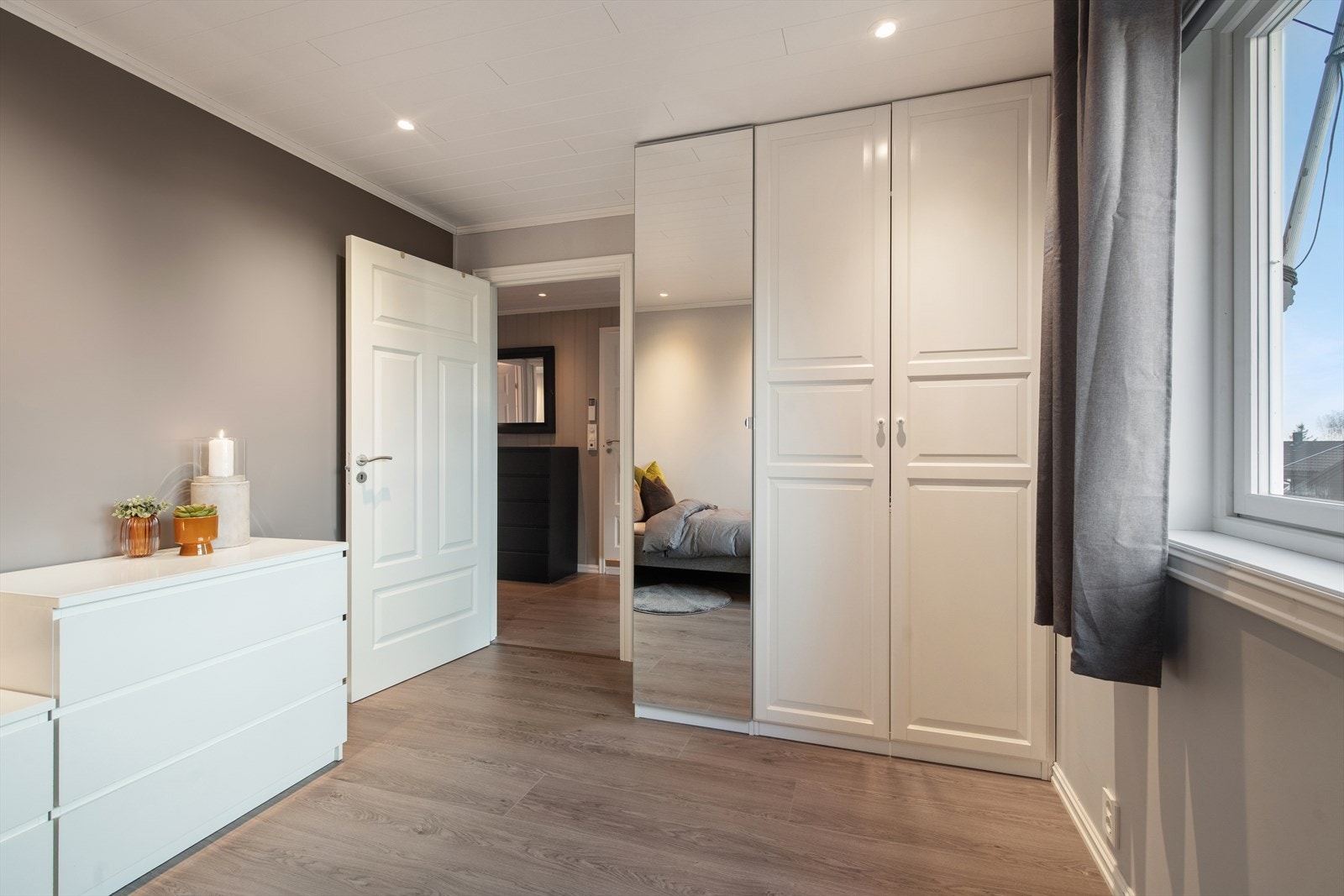 Soverom nr. 2 også med god garderobeplass. Galleribilde