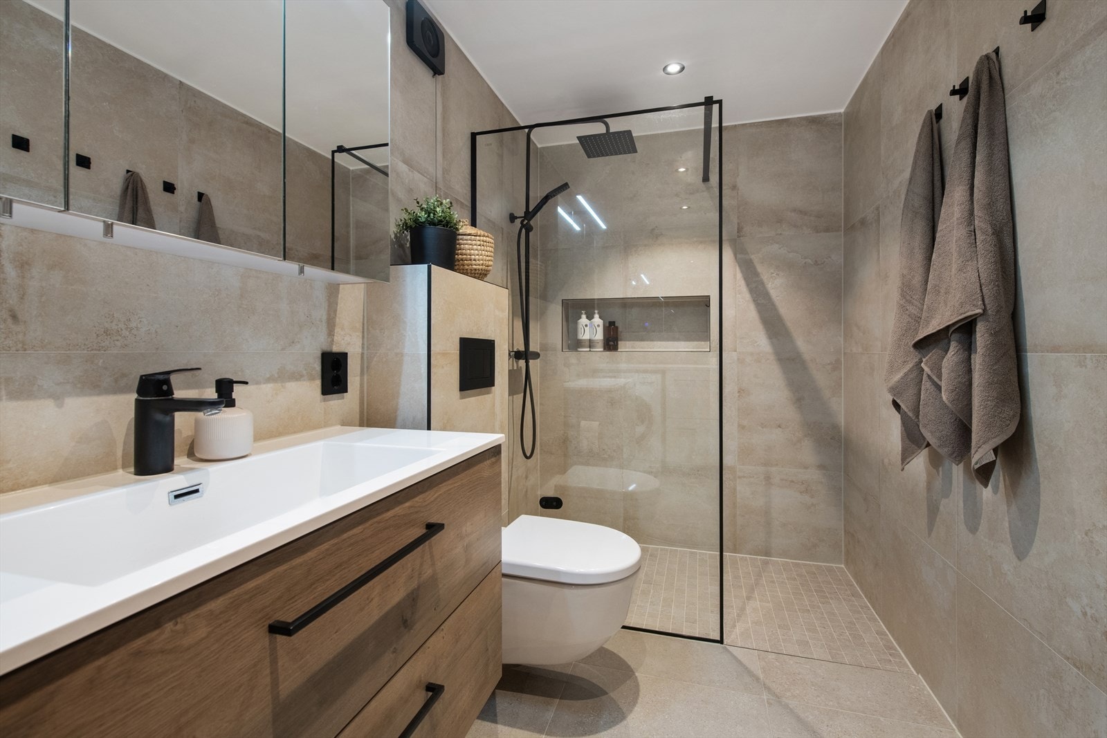 Lekkert baderom som er oppusset av fagfolk i 2021 Galleribilde