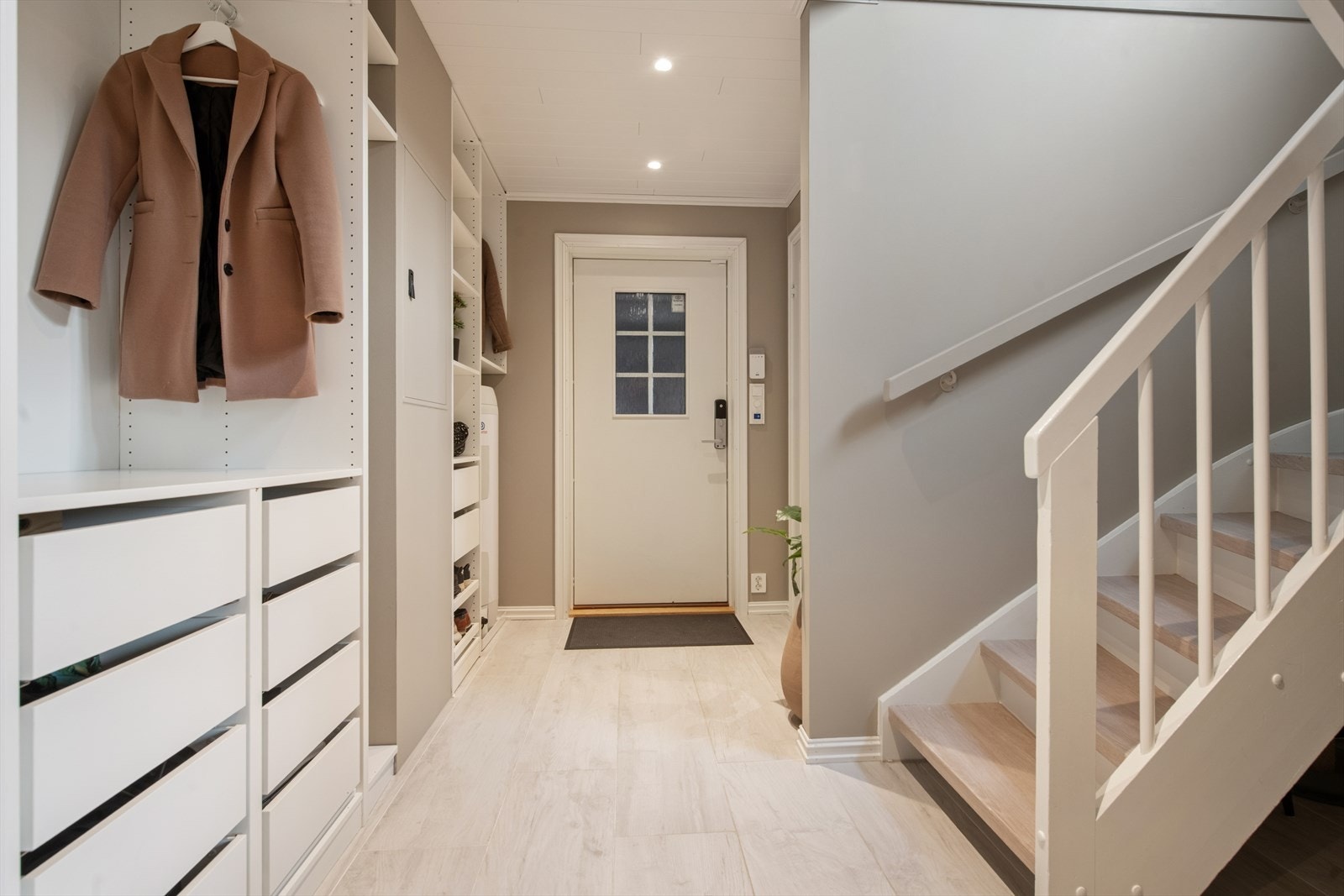 Meget god garderobeplass med åpen garderobeløsning. Galleribilde