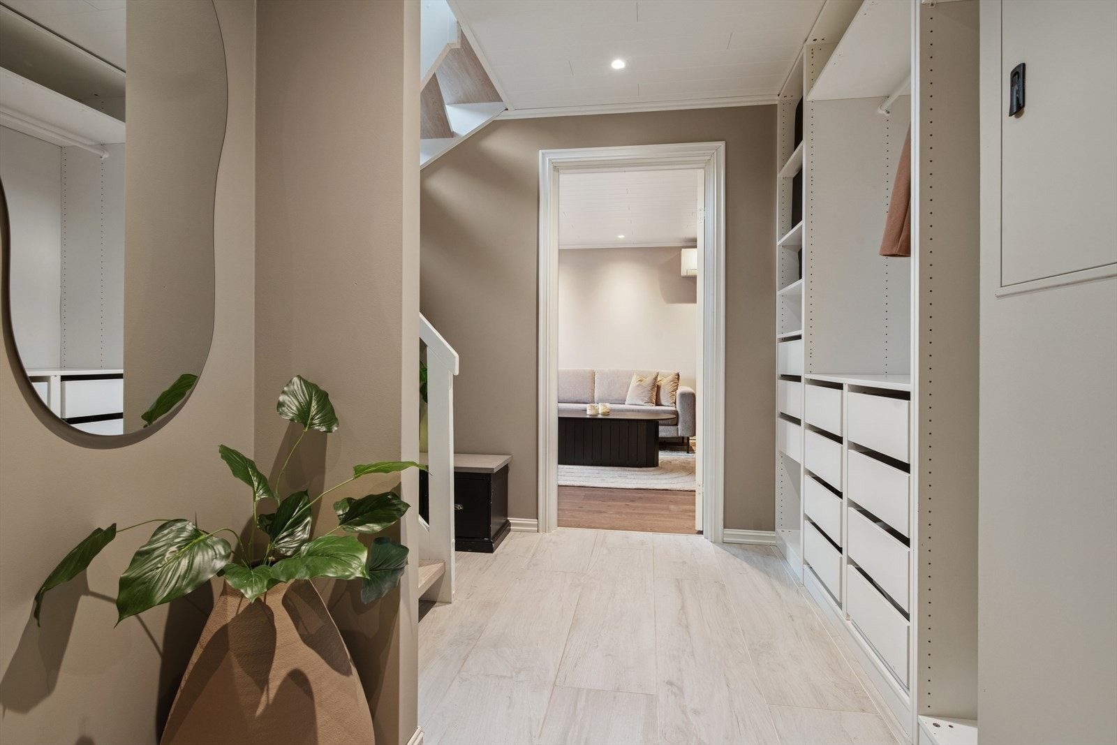 Velkommen inn! Lys og innbydende entrè med god garderobeplass Galleribilde