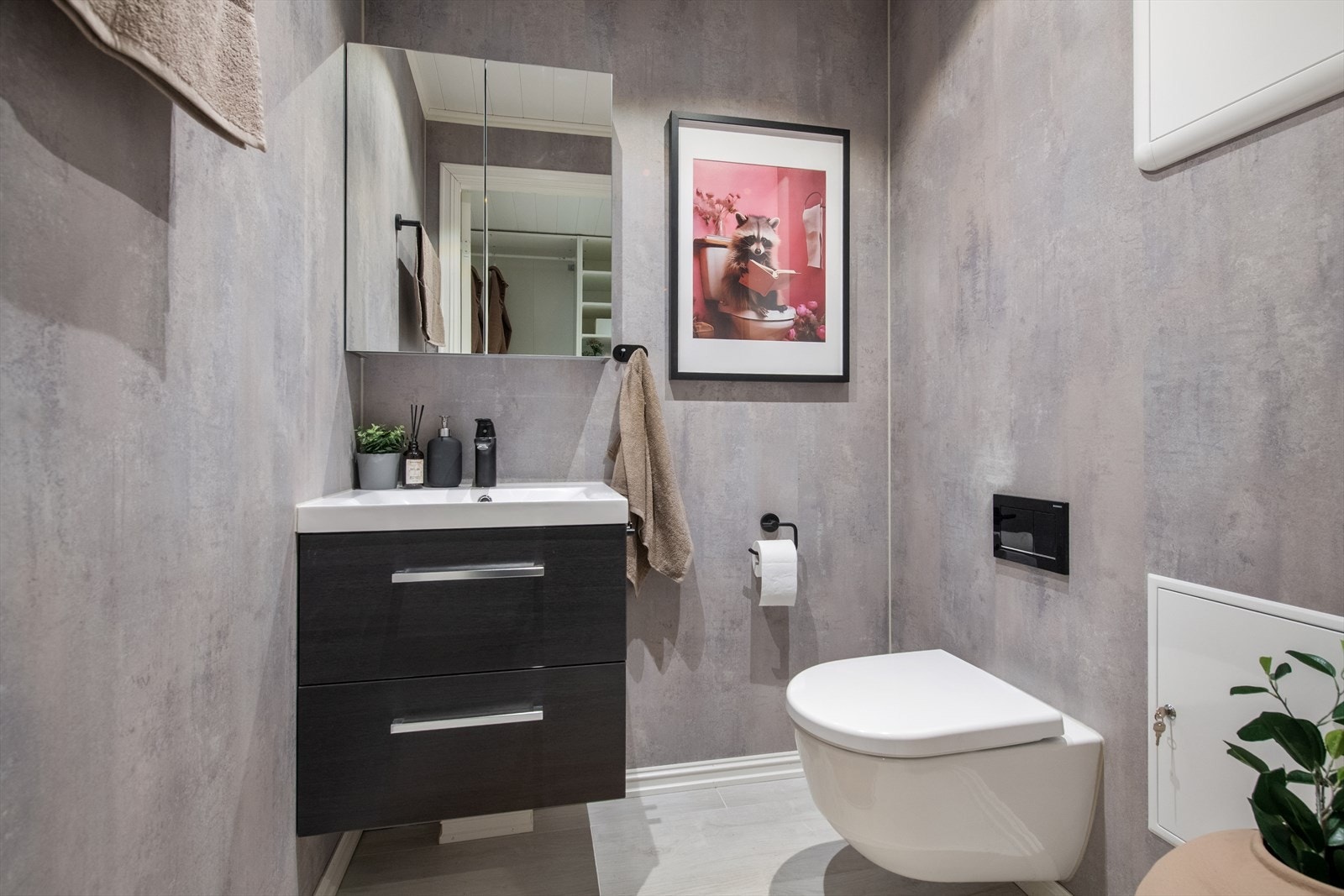 Separat tolaettrom oppusset i 2021 med vegghengt tolaett og servant med skuffer. Galleribilde