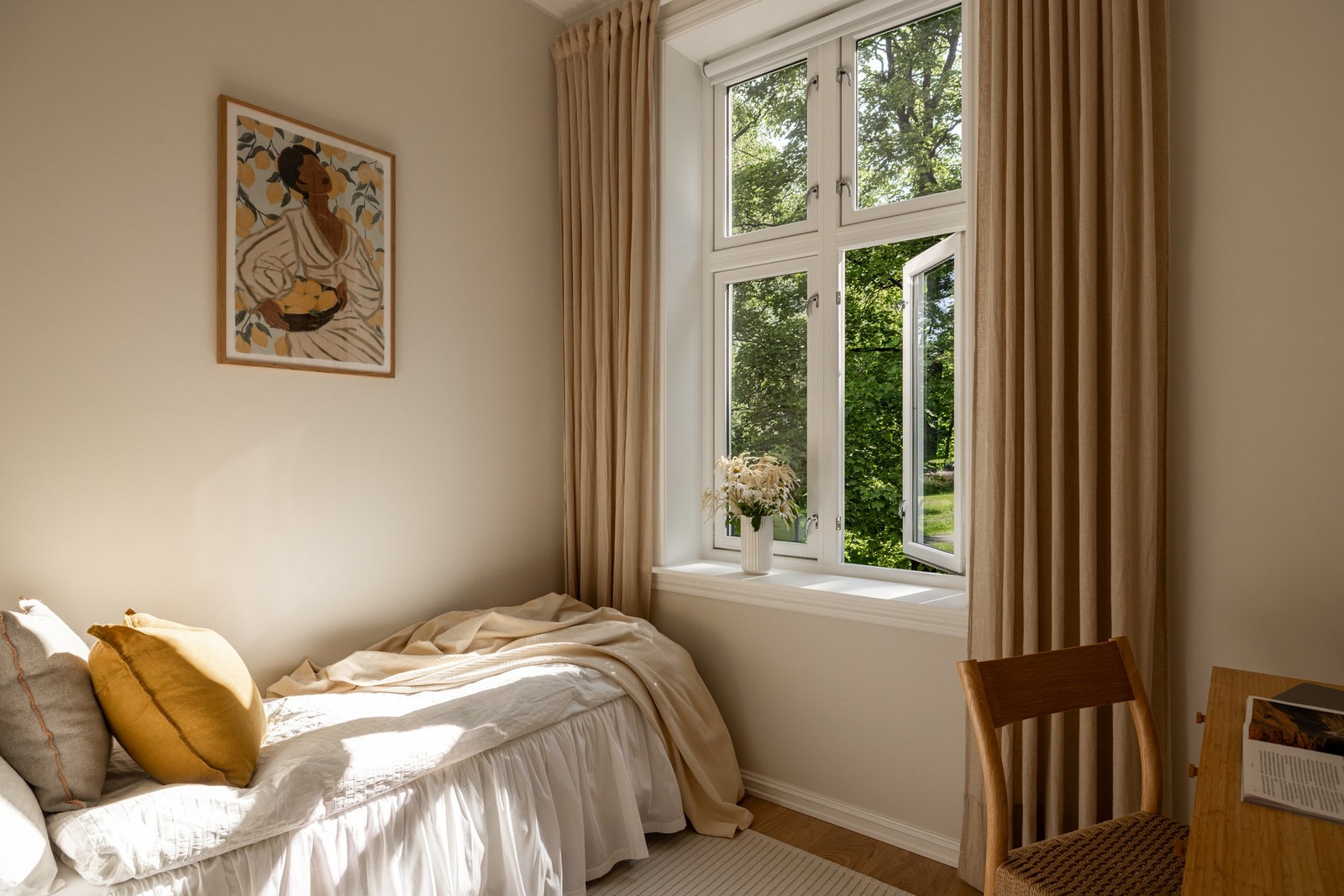 Soverom 2 har plass til seng og gir også mulighet for etablering av kontorpult eller annen møblering etter behov. Galleribilde