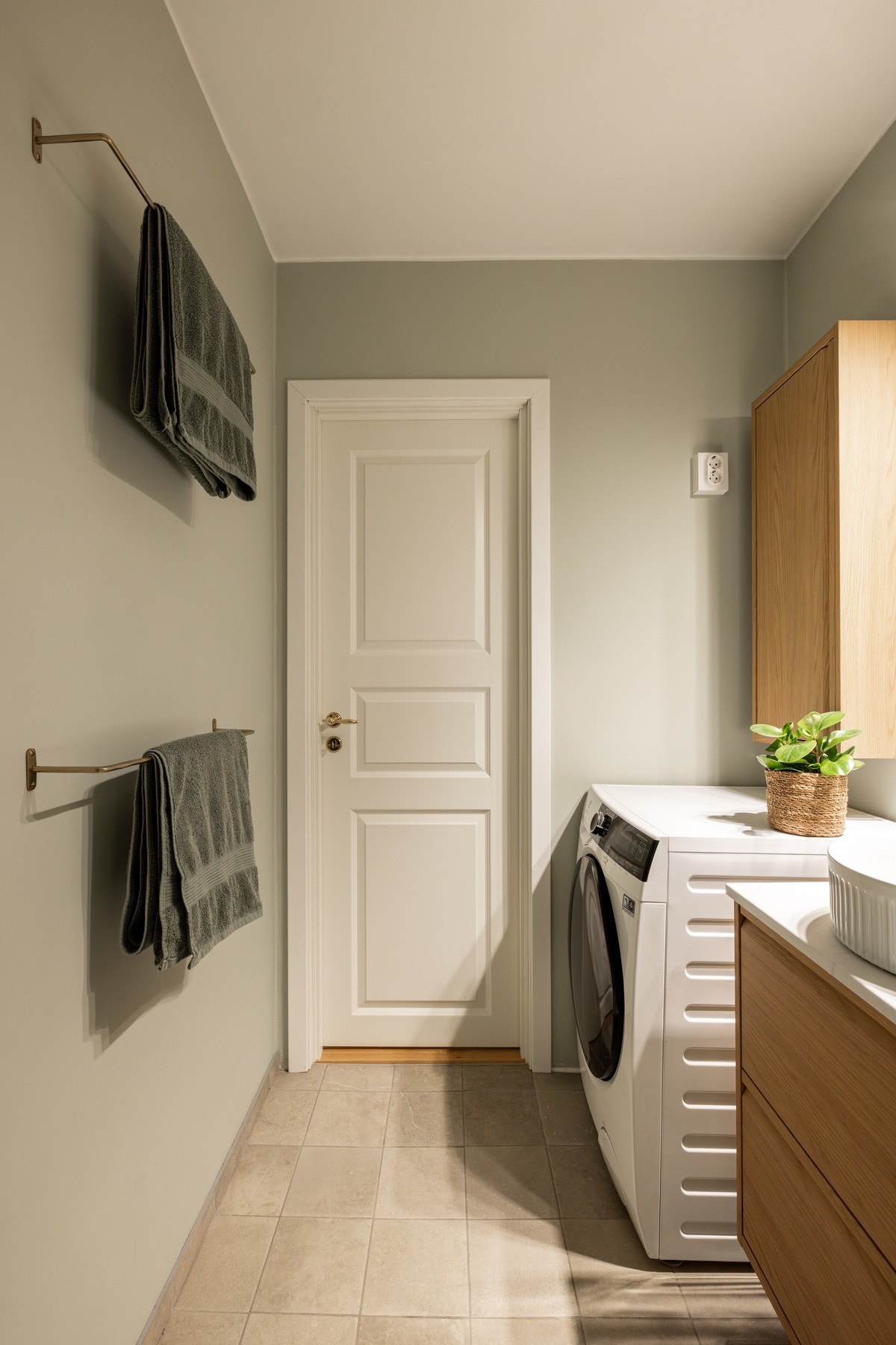 Det er opplegg for vaskemaskin, og i tillegg er det montert et vegghengt skap som gir ekstra oppbevaringsplass. Galleribilde