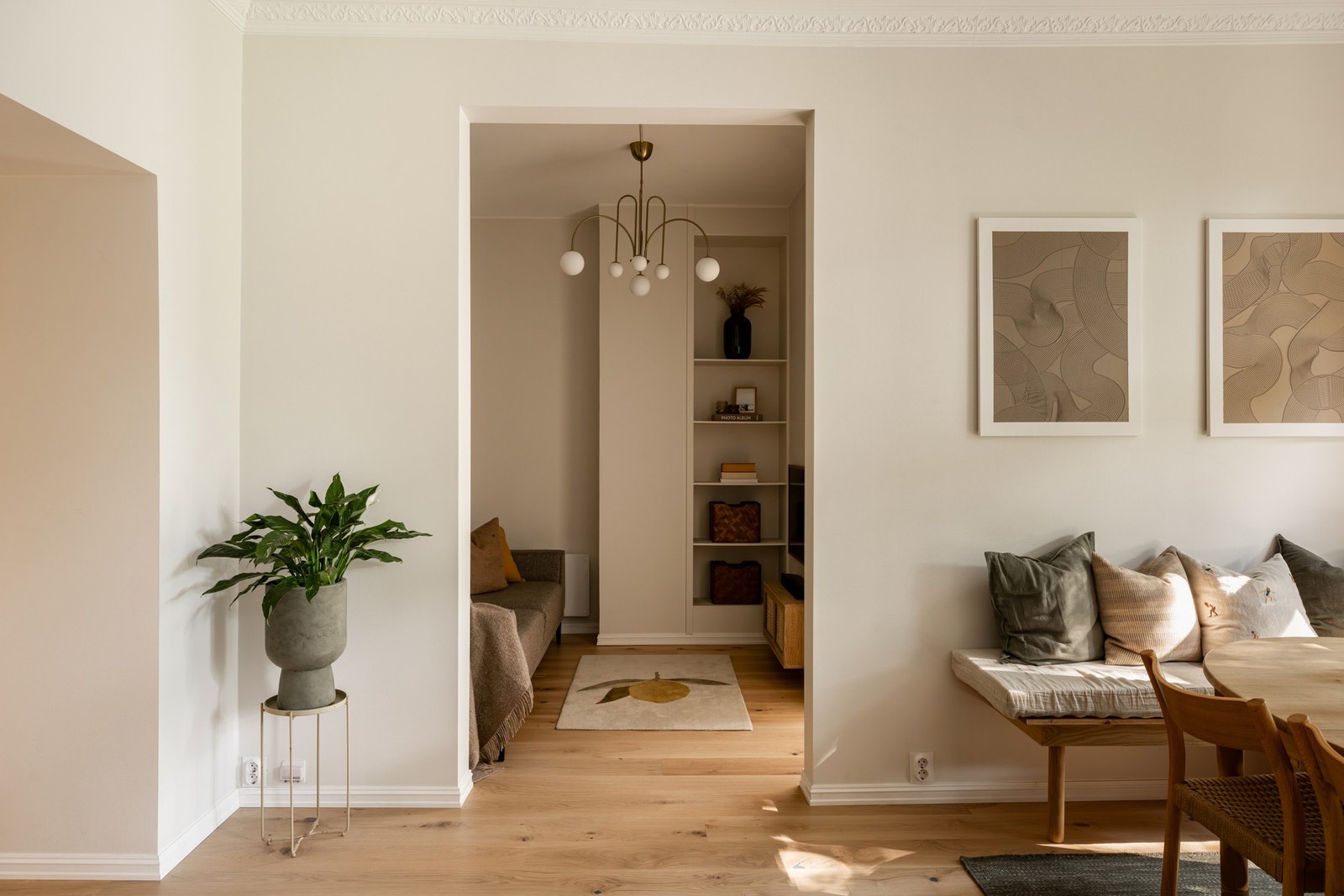 Gulvene er rettet opp i stue og kjøkken, og det er lagt gjennomgående parkett i samtlige rom. Galleribilde