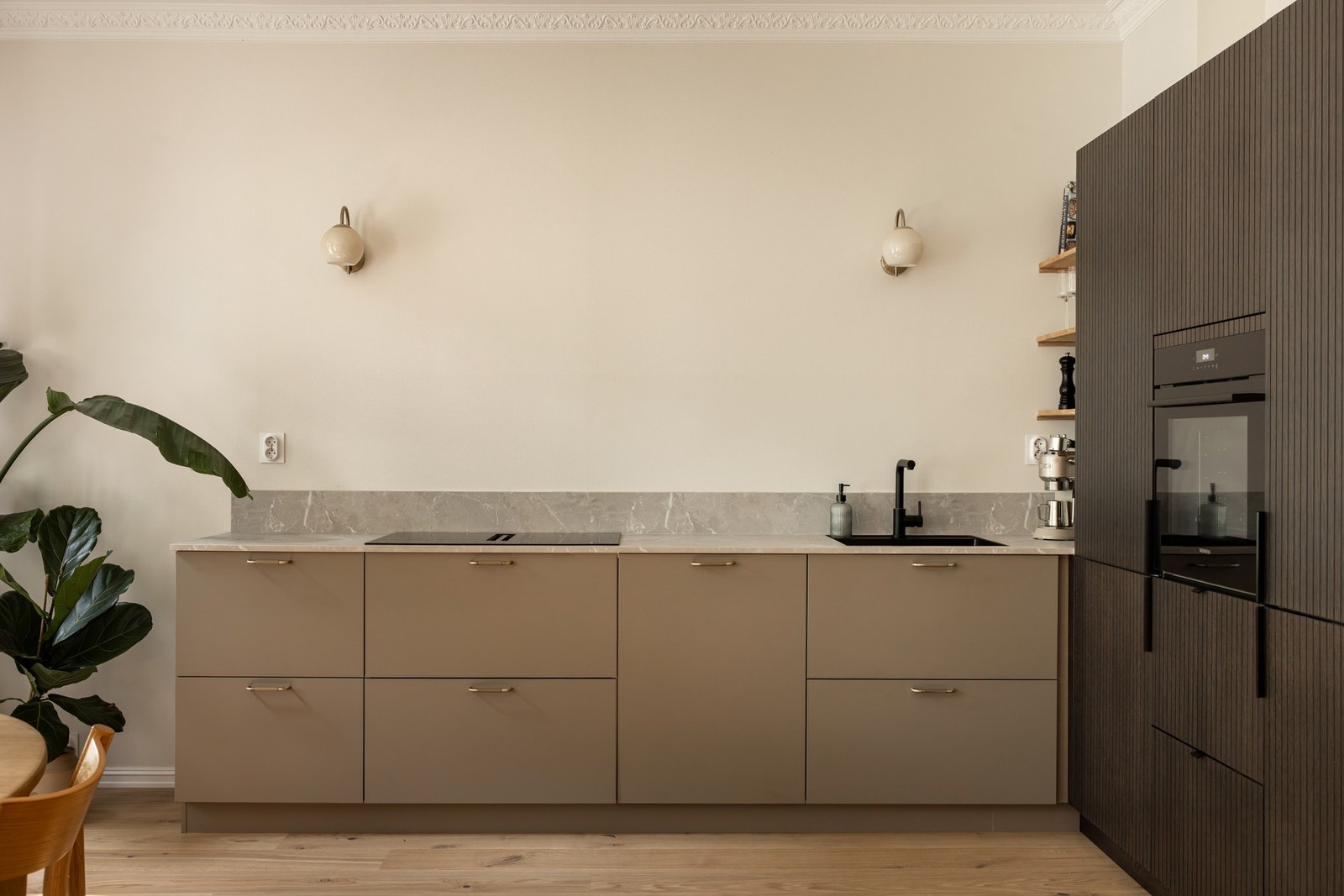 Innredningen har et gjennomført uttrykk med gode kontraster og harmoniske materialvalg som passer boligens helhet svært godt. Galleribilde