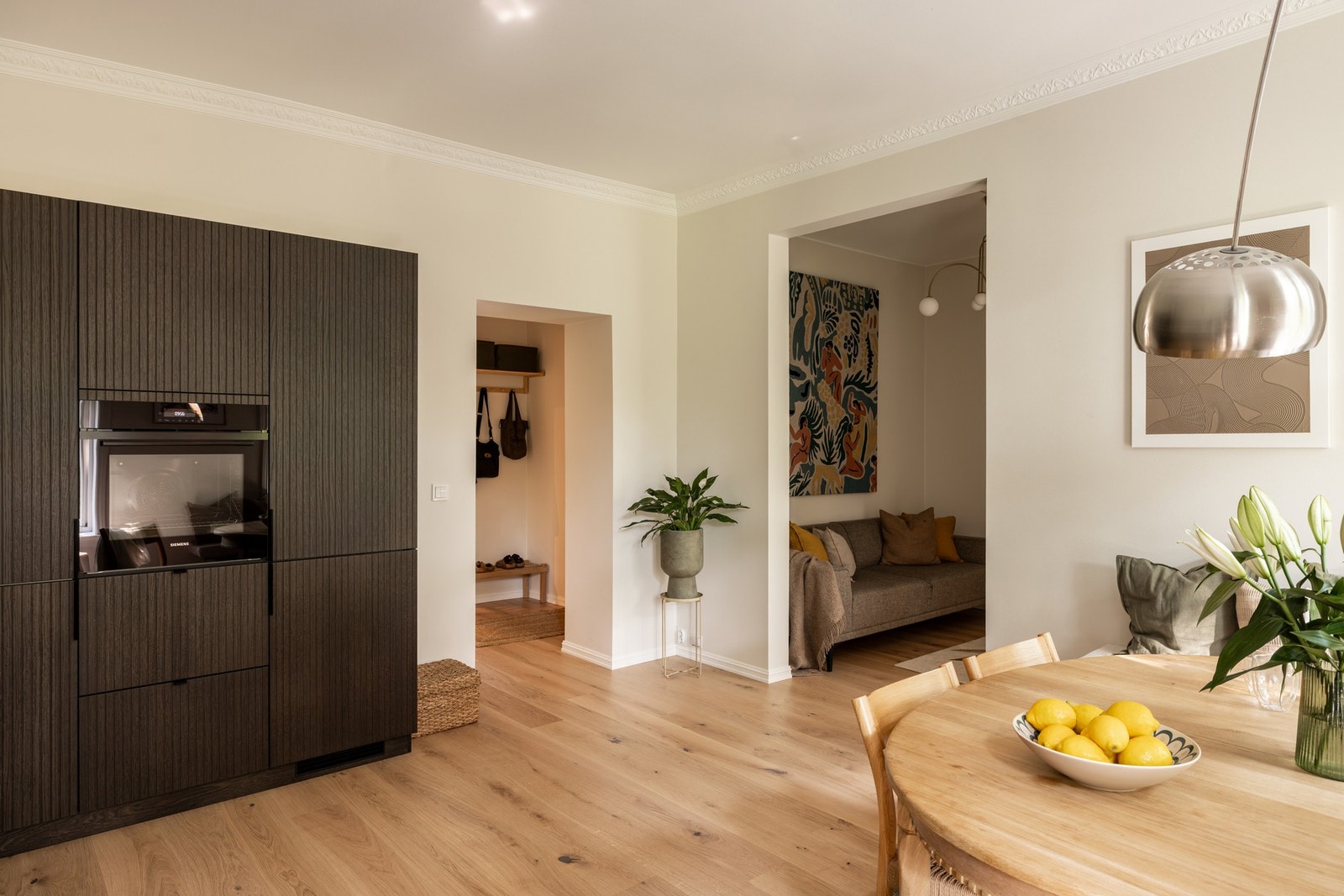 Boligen gir et helhetlig uttrykk, med gode materialvalg og naturlig flyt mot tilstøtende oppholdsrom. Galleribilde