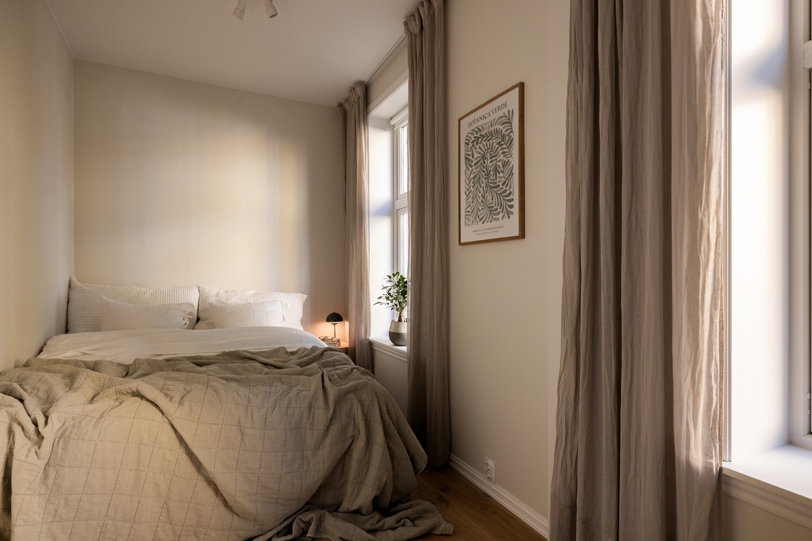 Hovedsoverommet var opprinnelig delt i to rom, men er i dag ombygget til ett romslig og funksjonelt soverom. Galleribilde