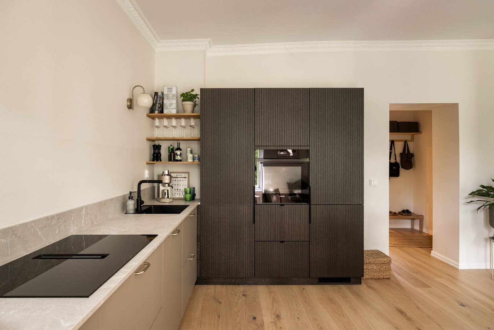 Kjøkkenet er moderne og tidsriktig, med stilren kjøkkeninnredning fra Kvik. Galleribilde