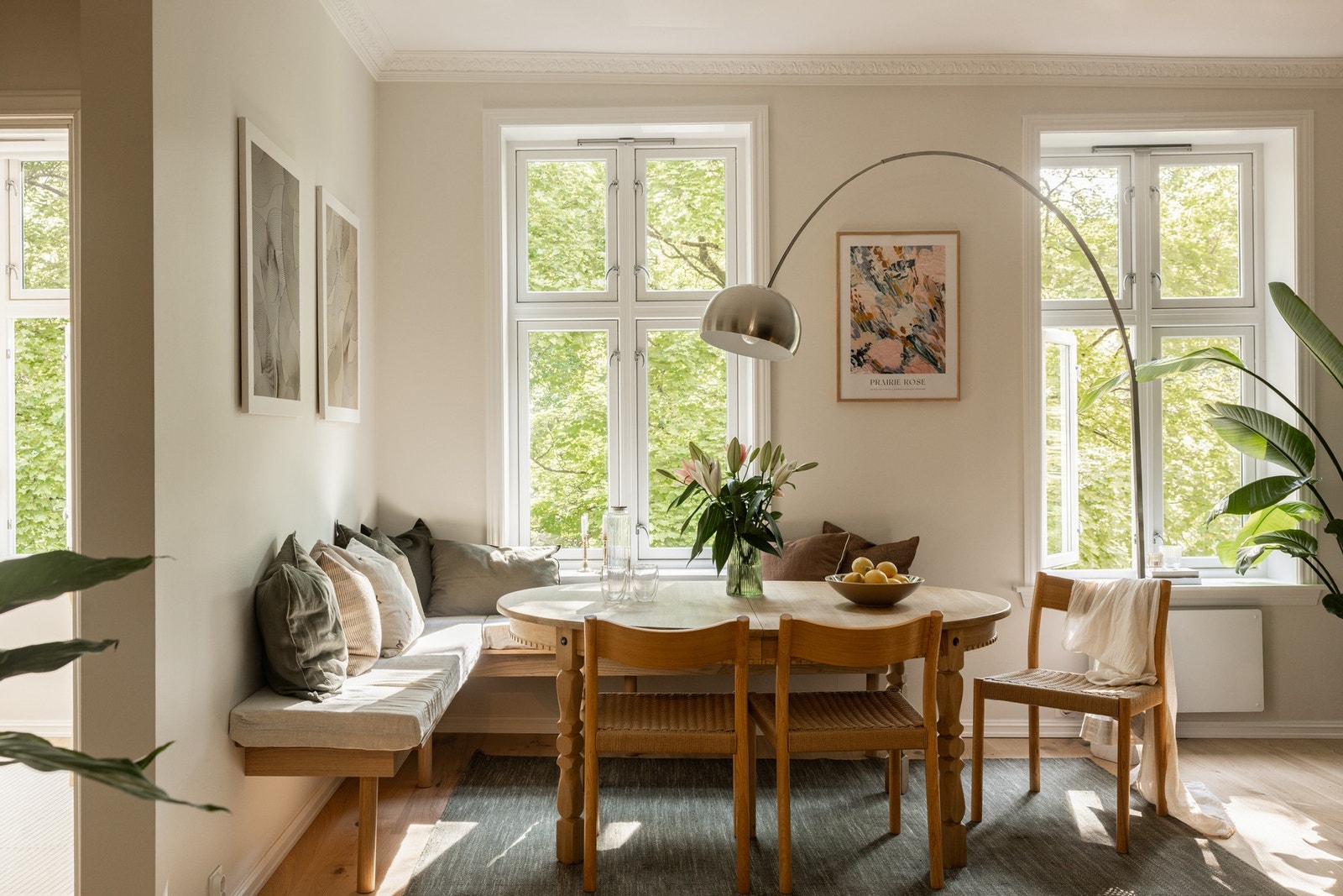 Store vindusflater med dype karmer slipper inn godt med naturlig lys. Galleribilde