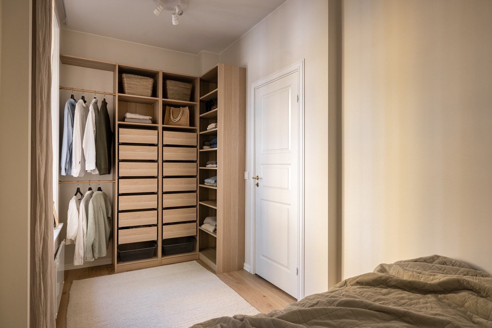 Her får du en praktisk, åpen garderobeløsning med rikelig oppbevaringsplass for klær og sko. Galleribilde