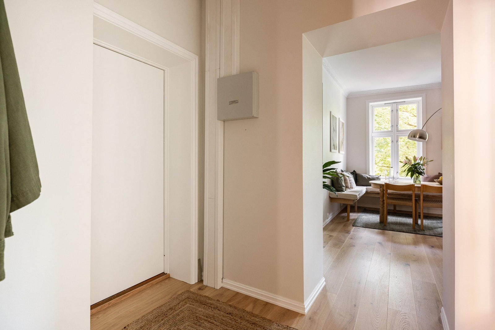 Entréen fungerer som en innbydende og praktisk velkomstsone, med god flyt videre inn i boligen. Galleribilde