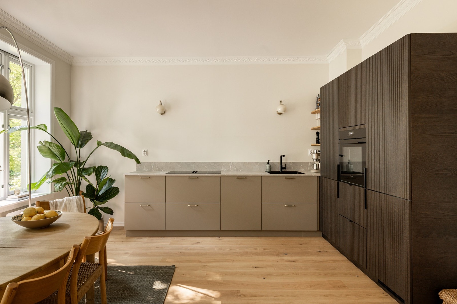 Dette er en stilren og gjennomført 3-roms leilighet med attraktiv beliggenhet. Galleribilde