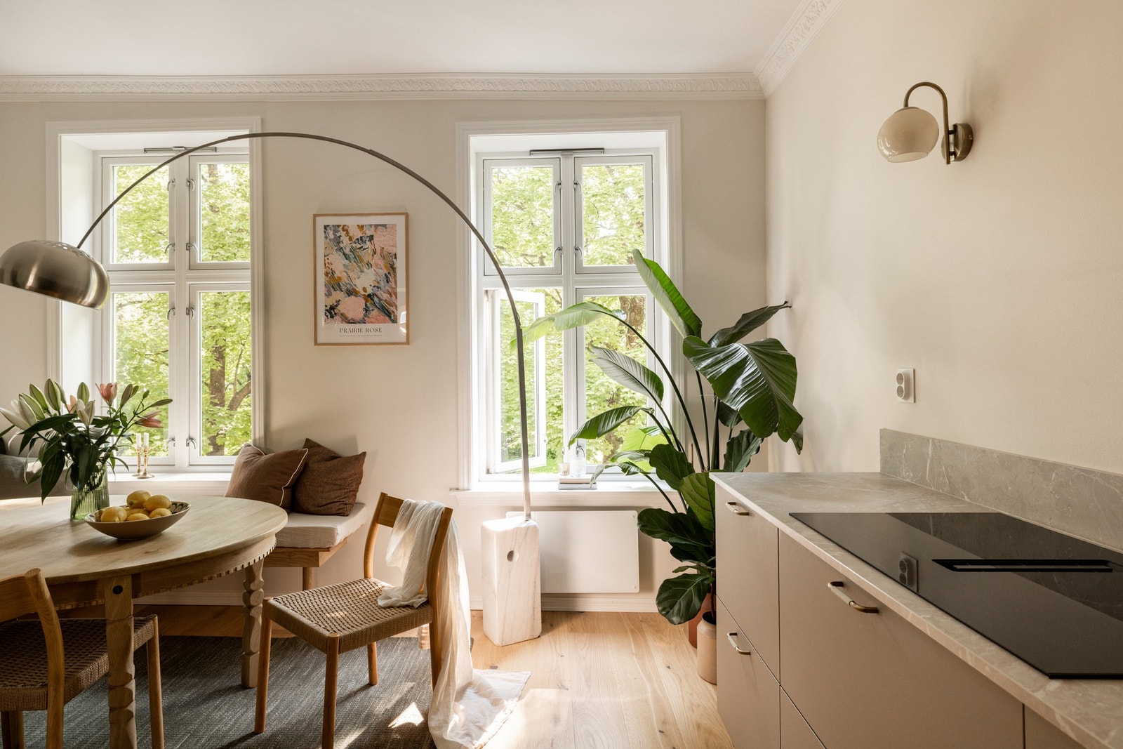 Den gjennomtenkte planløsningen skaper en naturlig og hyggelig spiseplass. Galleribilde