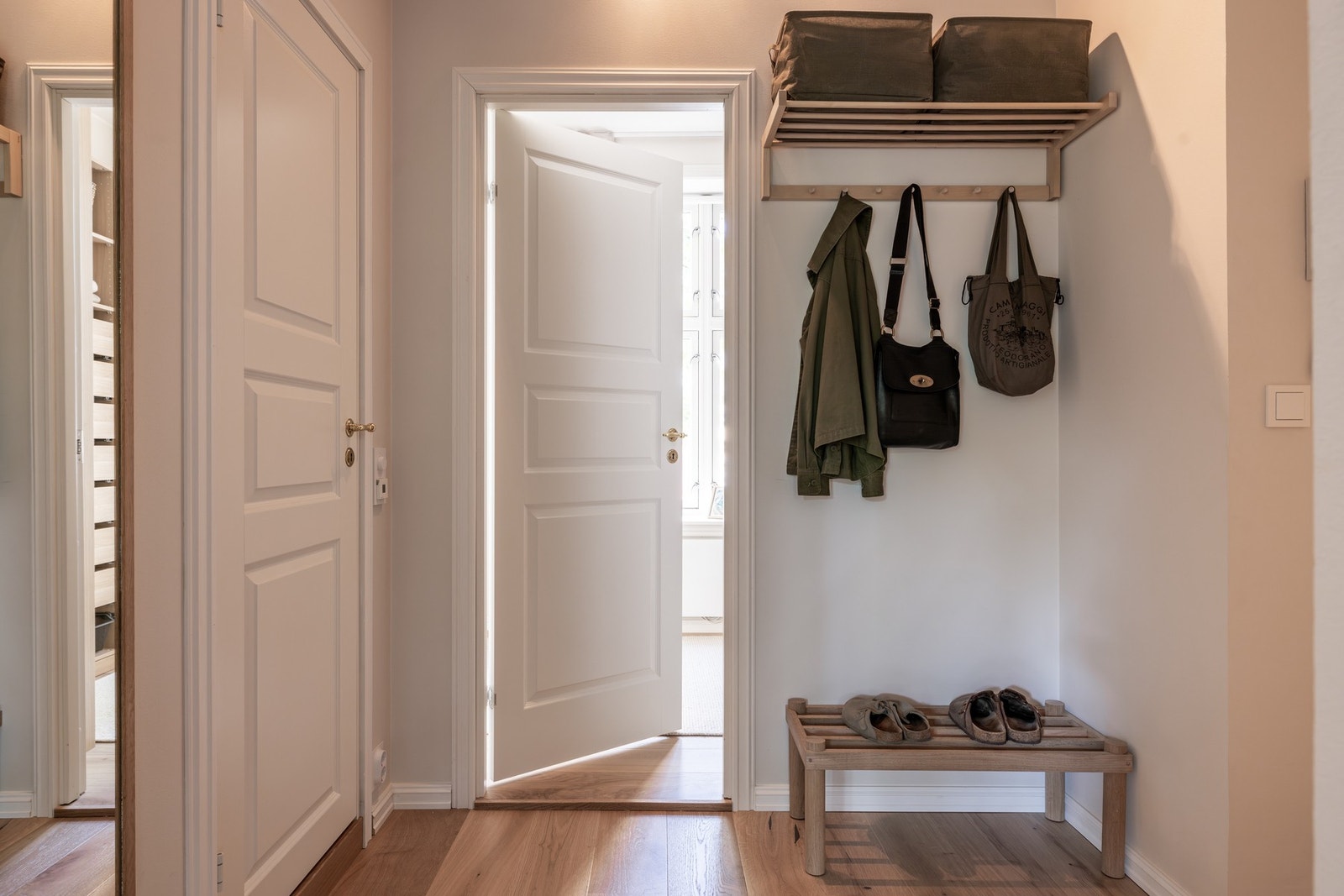 Entréen fremstår som romslig og funksjonell, med god plass til å henge av yttertøy og sette fra seg sko på en oversiktlig måte. Galleribilde