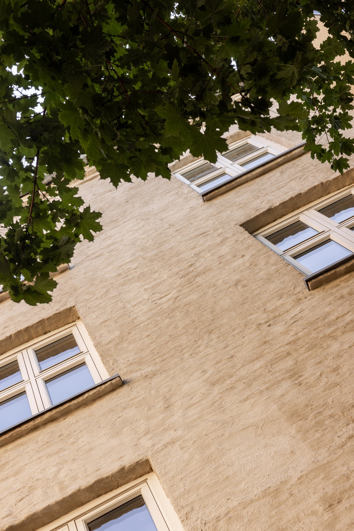 Boligen er beliggende i byggets andre etasje og har adkomst via en velholdt felles trappeoppgang. Galleribilde