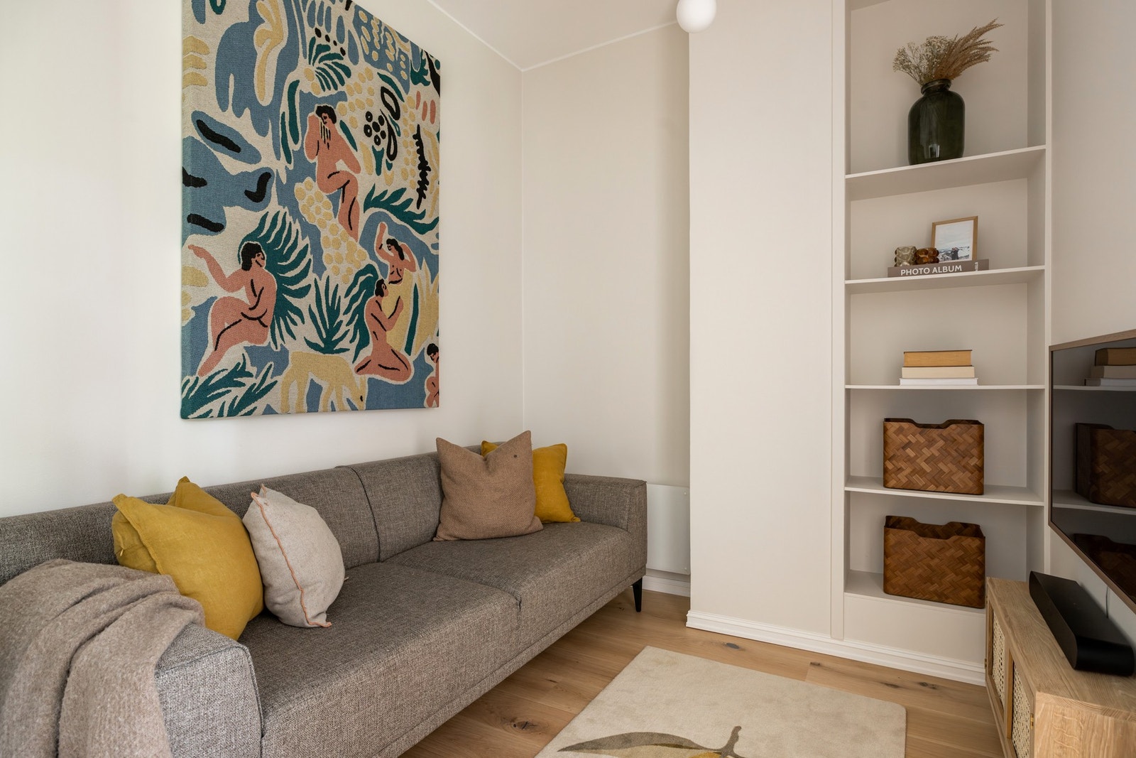 Det er åpnet opp mot en separat TV-stue fra spisestuen/kjøkkenet, som gir mulighet for å trekke seg litt tilbake. Galleribilde