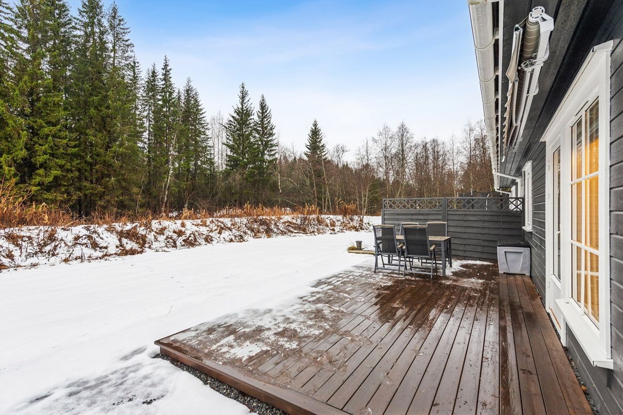 Terrasseplattingen er bygget i treverk og har god plass til en sittegruppe. Boligen disponerer en egen del av sameiets tomt. Galleribilde