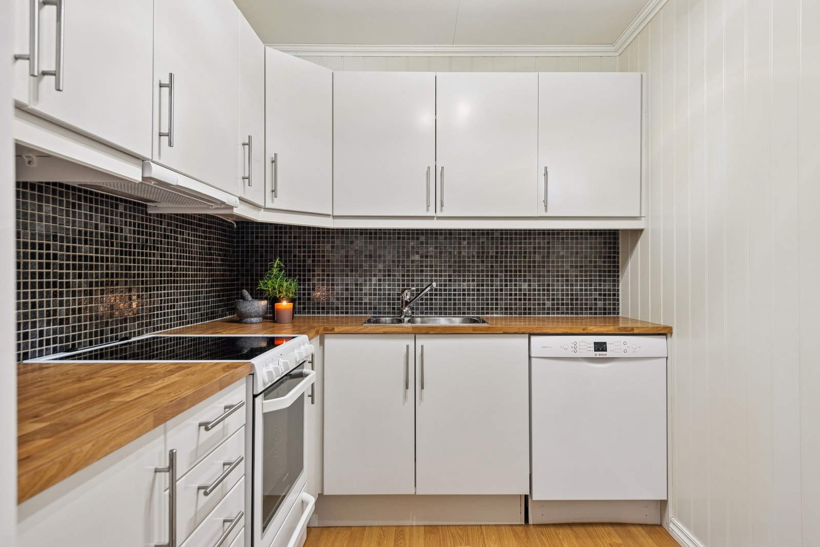 Det er flislagt felt over arbeidsbenken og avsatt plass til frittstående hvitevarer. Galleribilde