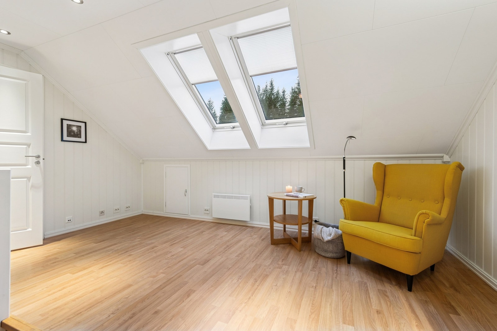 Store takvinduer med 2-lags isolerglass gir rikelig med dagslys til loftstuen. Galleribilde