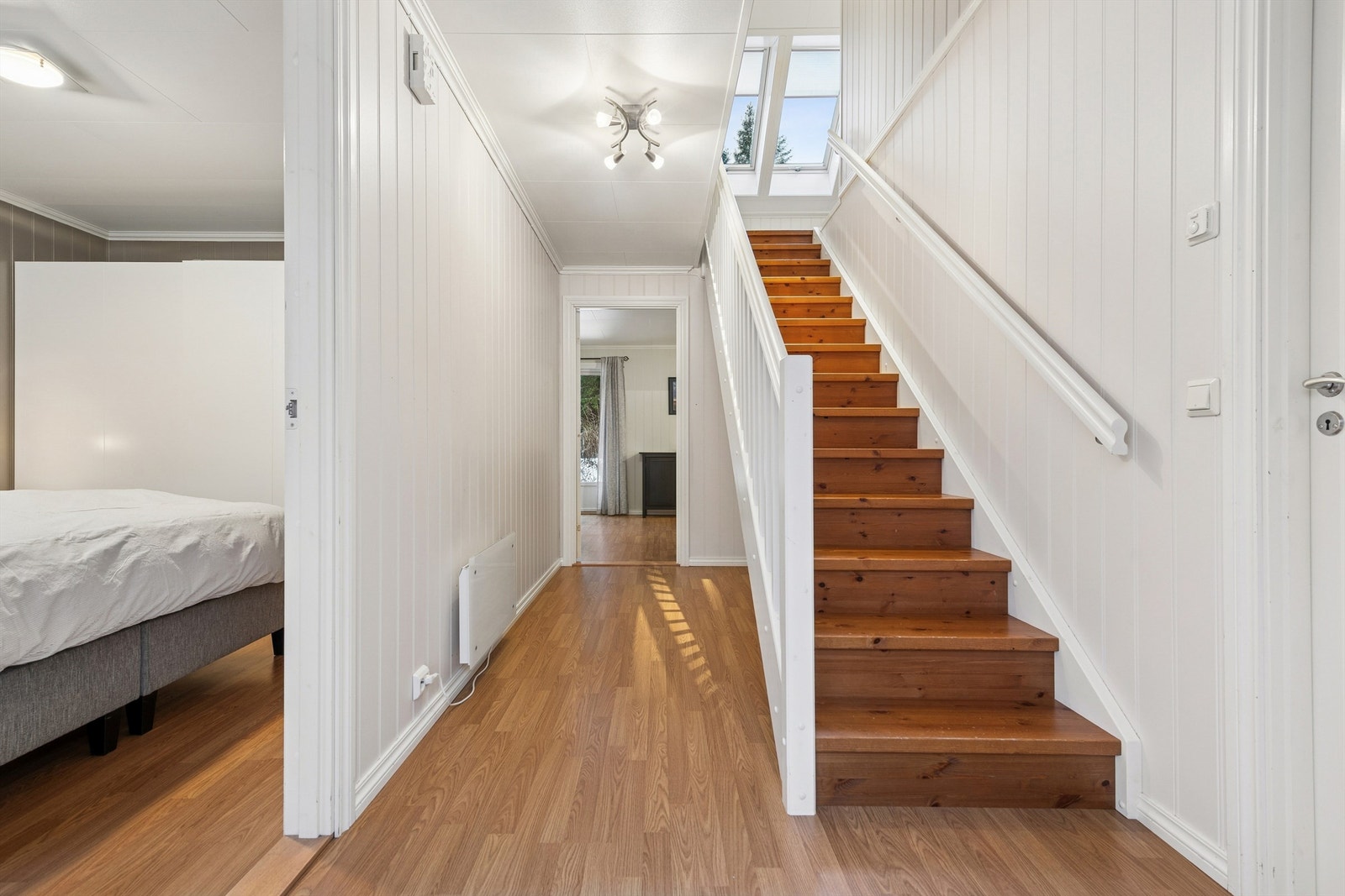 En tretrapp leder opp til boligens loftsetasje. Galleribilde