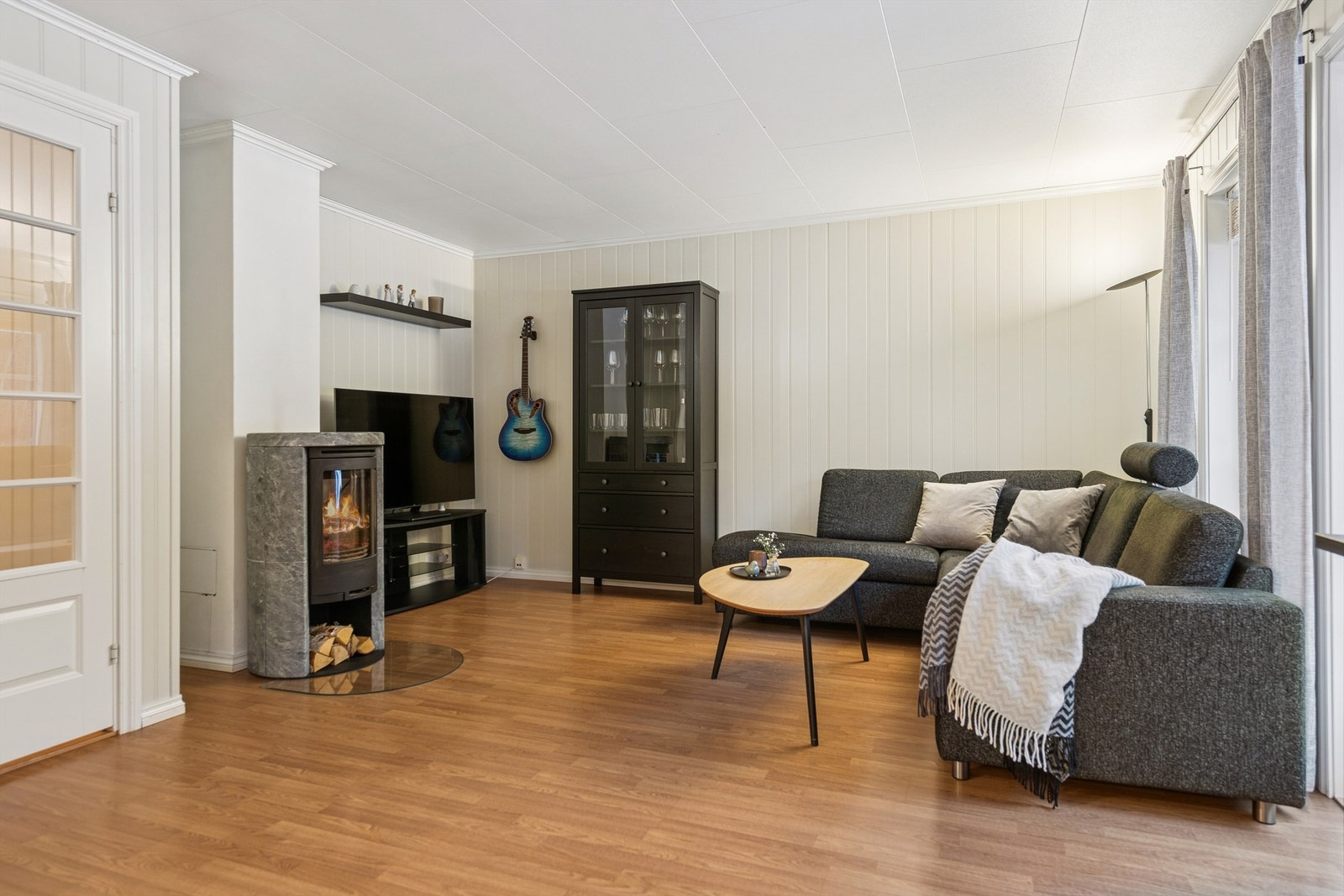 En vedovn i stuen gir lun varme og en hyggelig atmosfære. Galleribilde