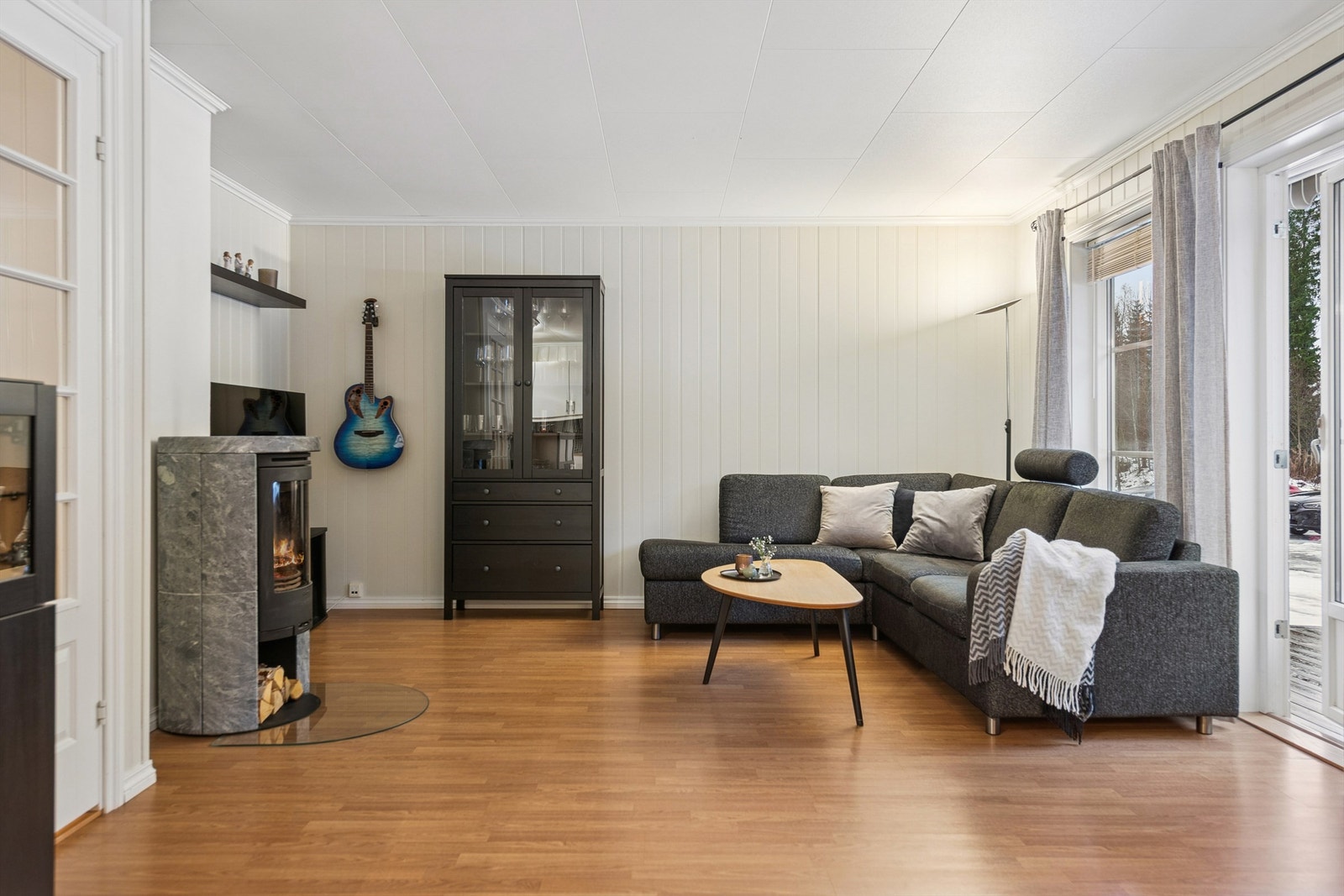 Gulv i hovedsak belagt med laminat og vegger med panelplater. Galleribilde