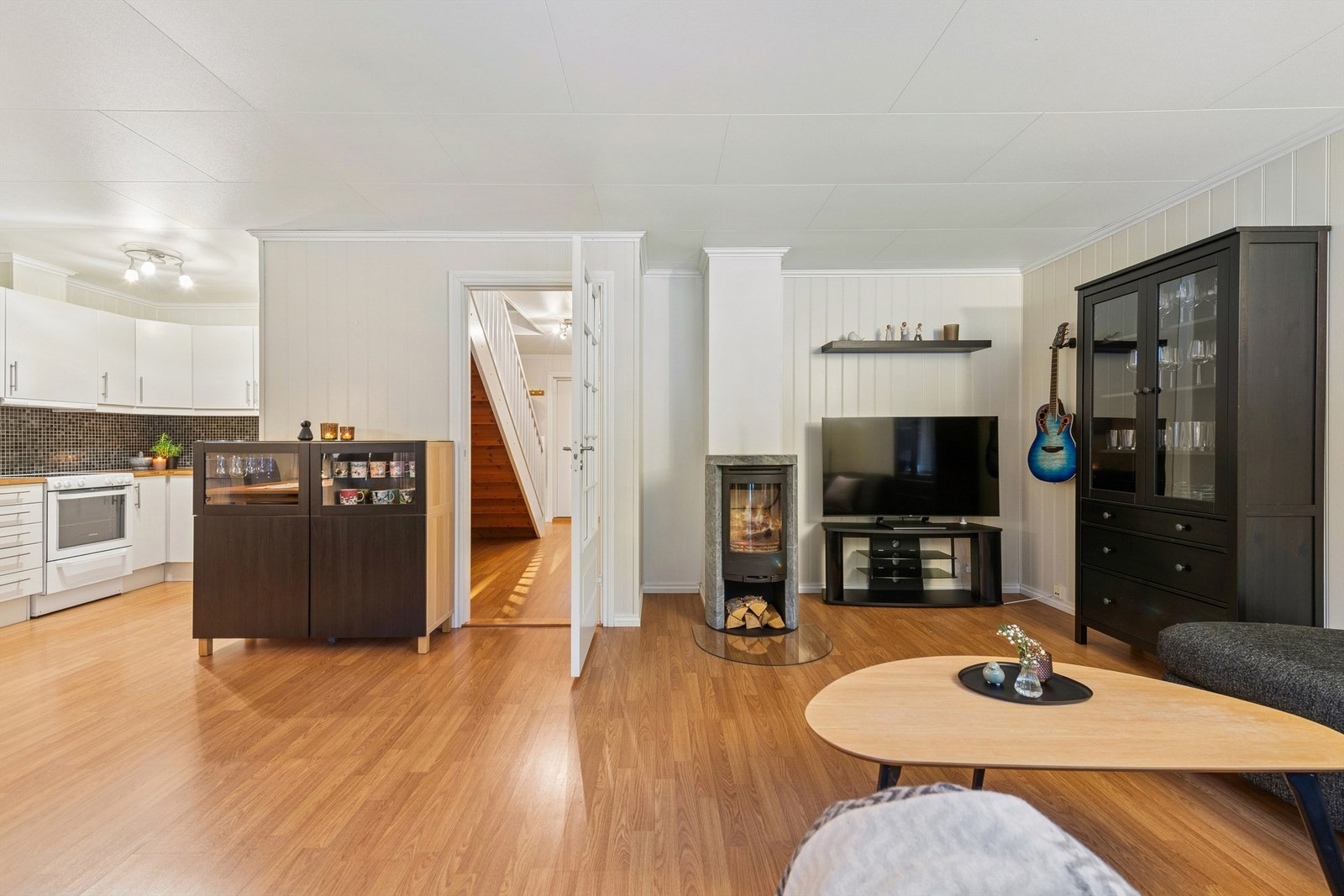 Hovedetasjens samlingspunkt er den åpne løsningen mellom stue og kjøkken. Galleribilde