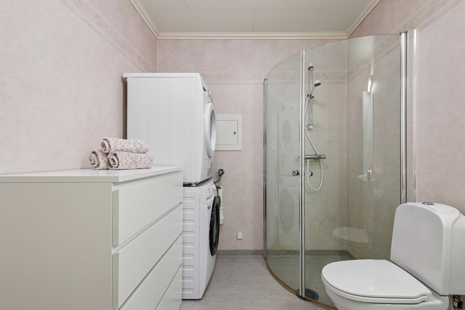 Badet har gulvvarme for økt komfort og praktisk opplegg for vaskemaskin. Galleribilde