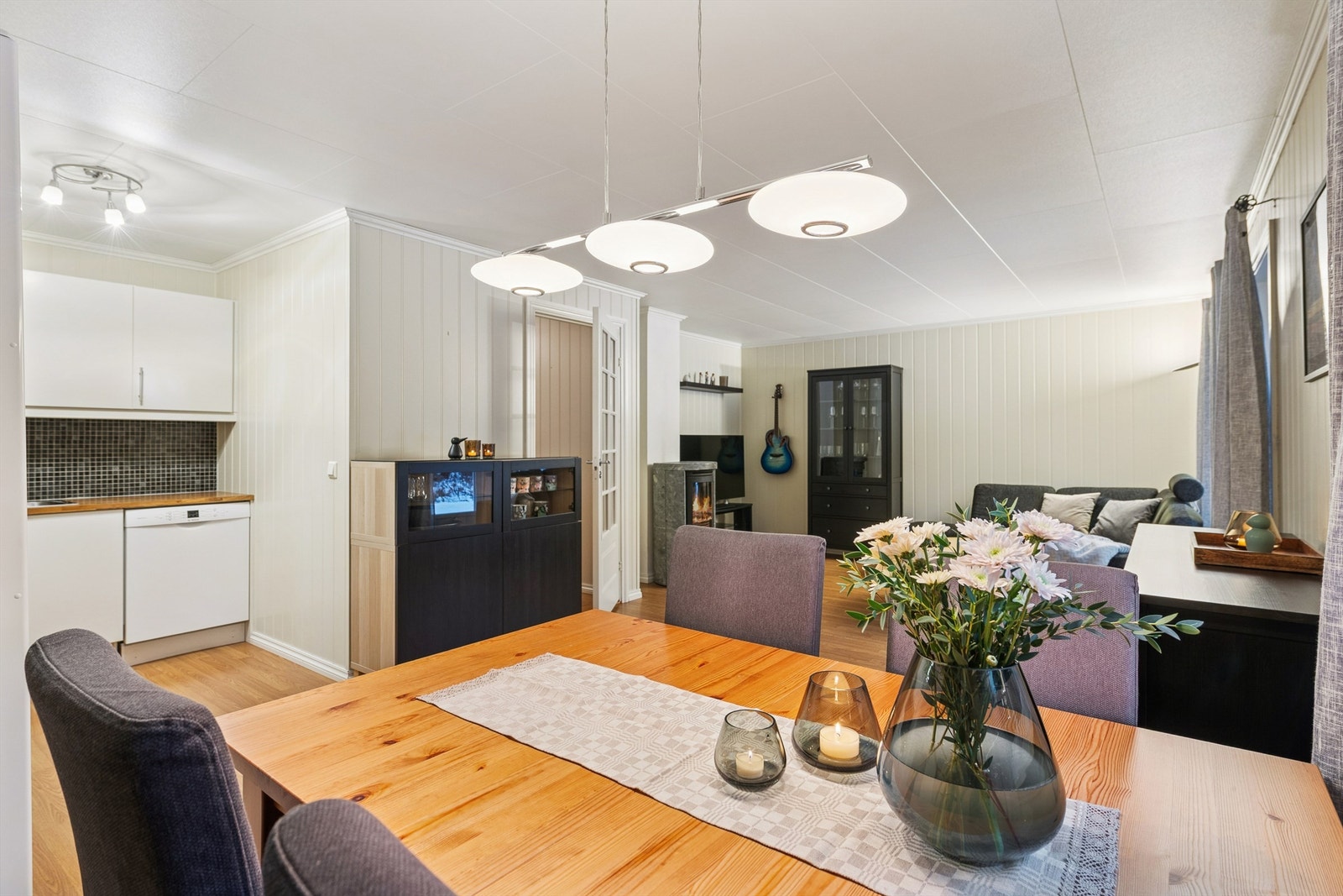 God overgang mellom kjøkken og spiseplass. Galleribilde