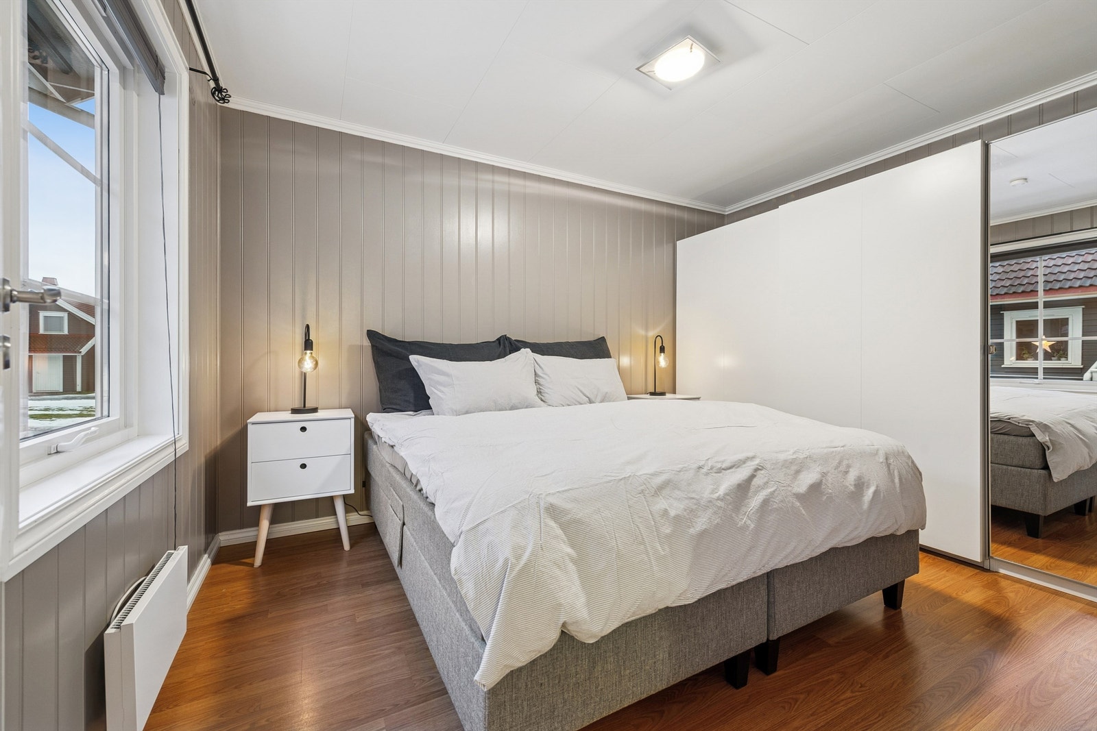 Soverommet i første etasje har god plass til dobbeltseng og en stor garderobeløsning. Galleribilde