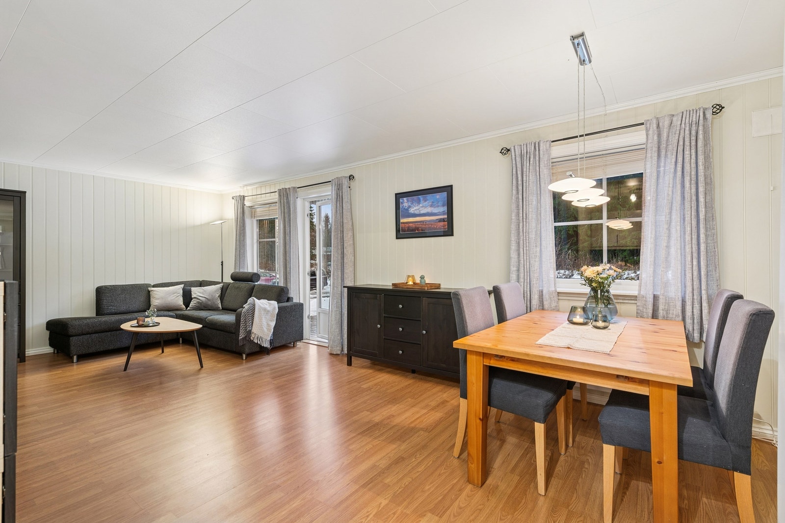 Fra stuen er det direkte utgang til terrassen. Galleribilde