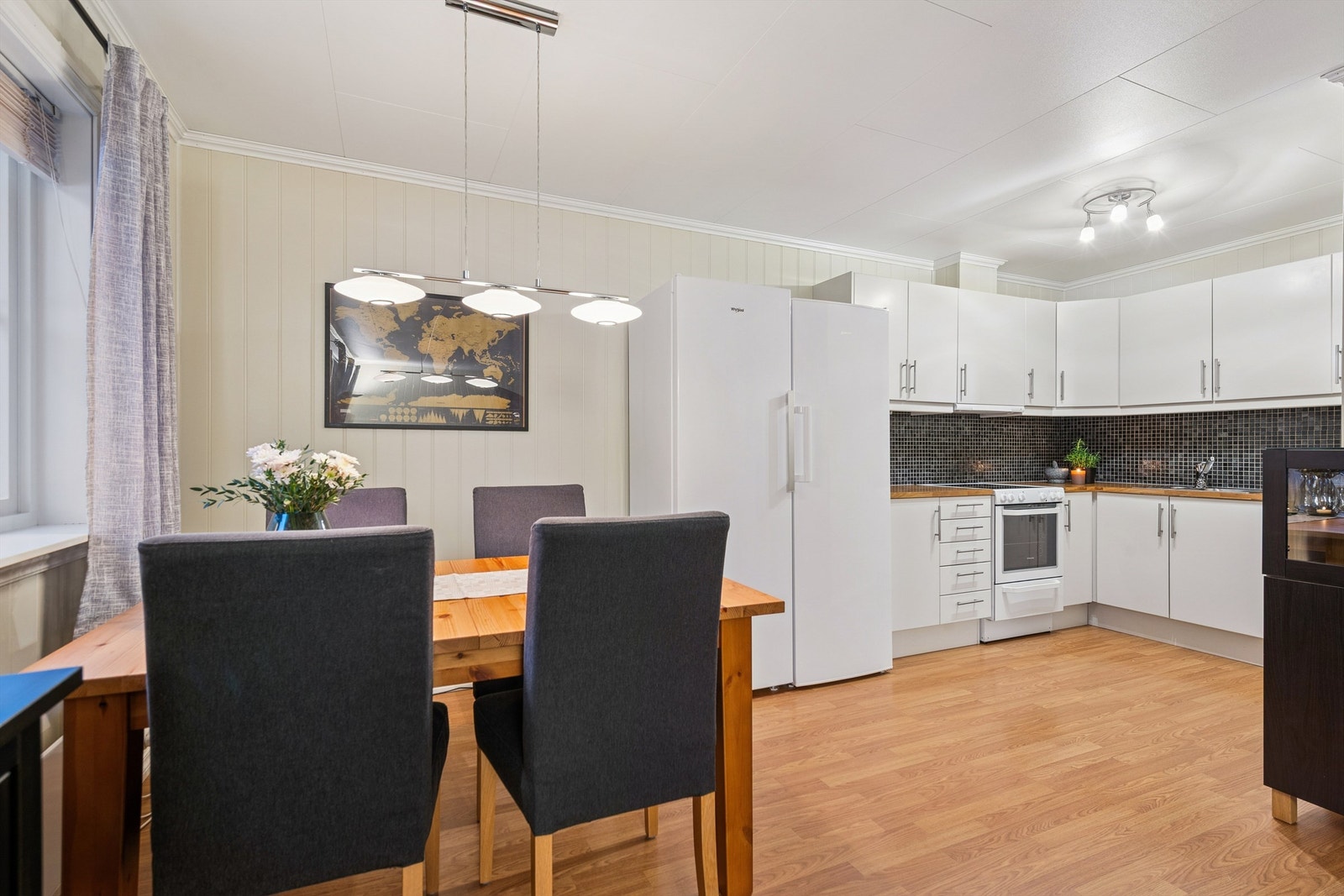 Kjøkkenet har en praktisk innredning med glatte fronter og laminert benkeplate. Galleribilde