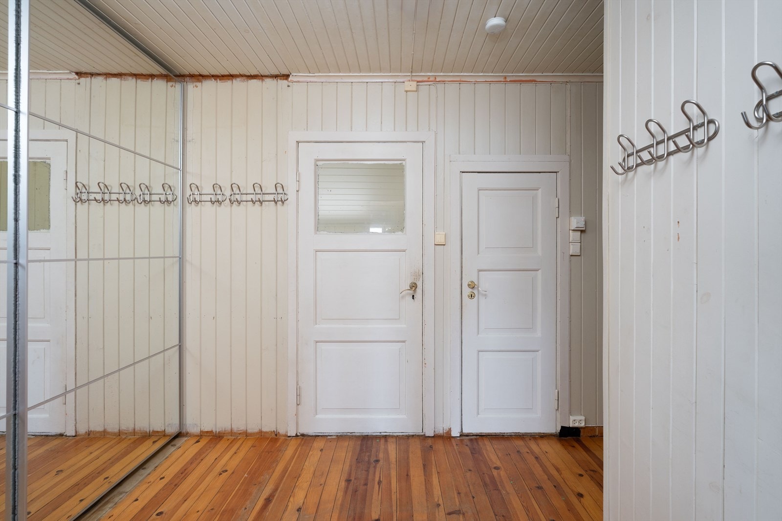 Gang med skyvedørsgarderobe. Galleribilde