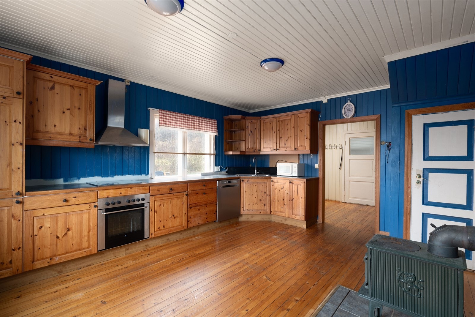 Romslig kjøkken med vedovn. Galleribilde