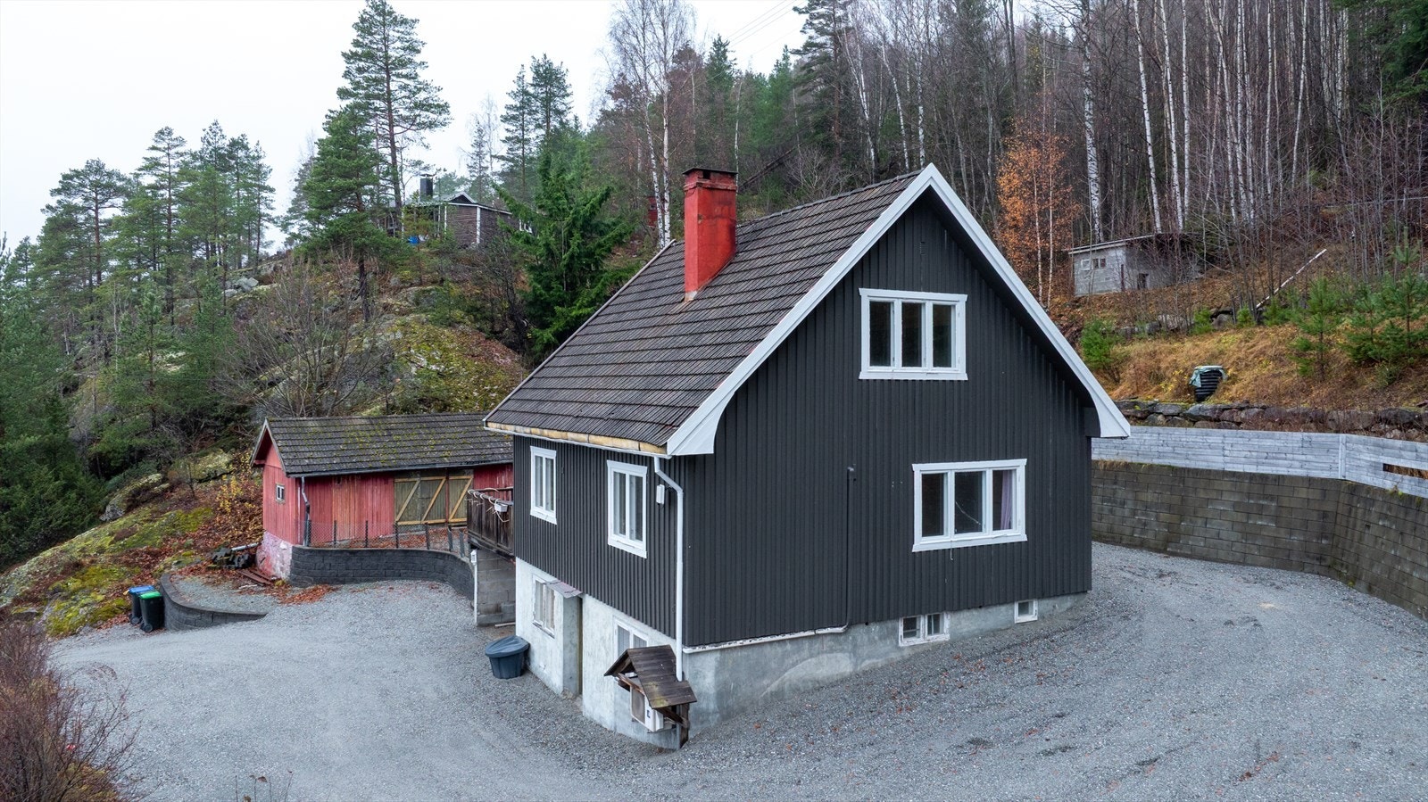 Det er montert støttemur av stablestein på oversiden av boligen. Galleribilde