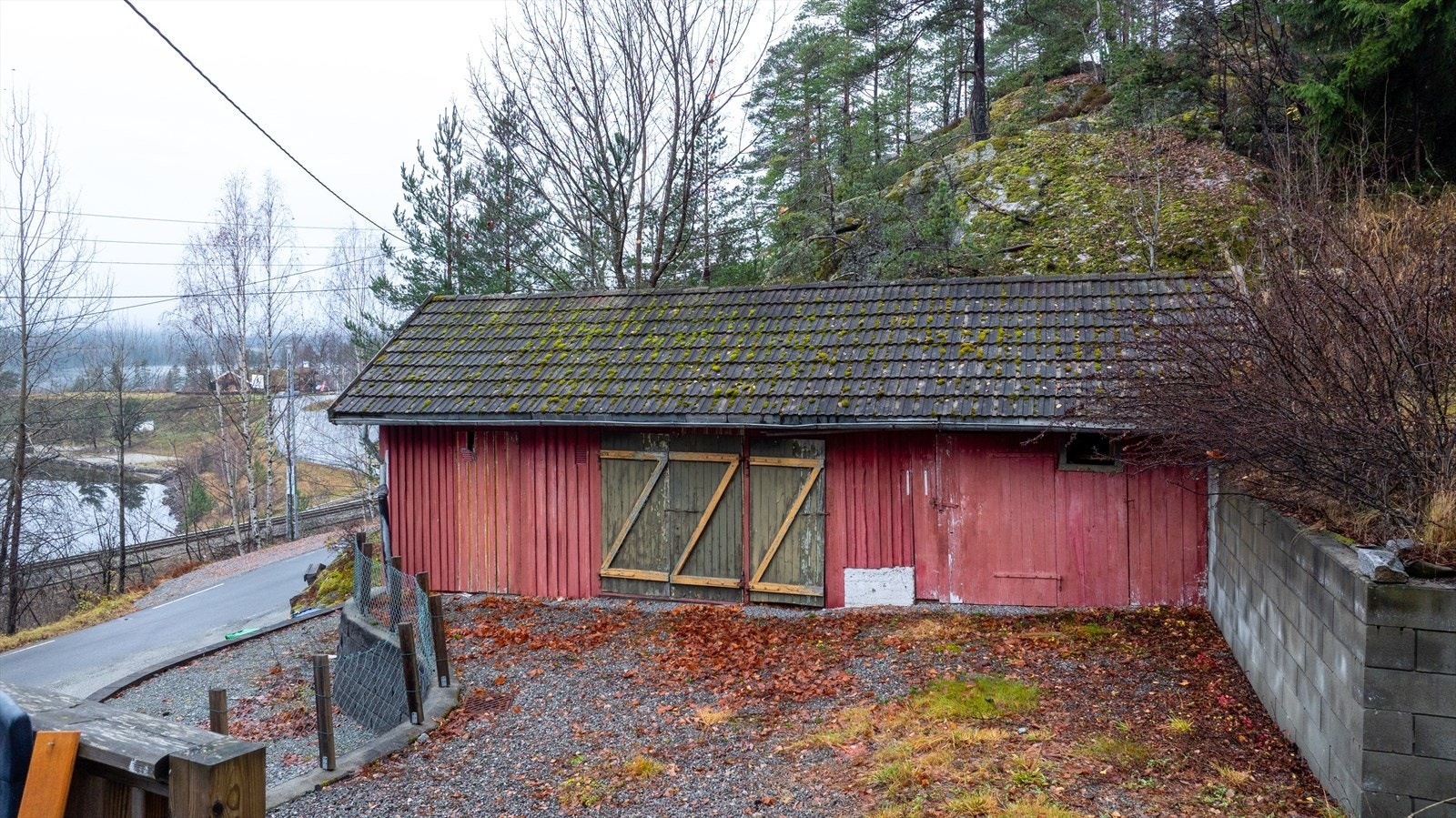 Garasjen er i dårlig forfatning, og vedlikehold er påregnelig. Galleribilde