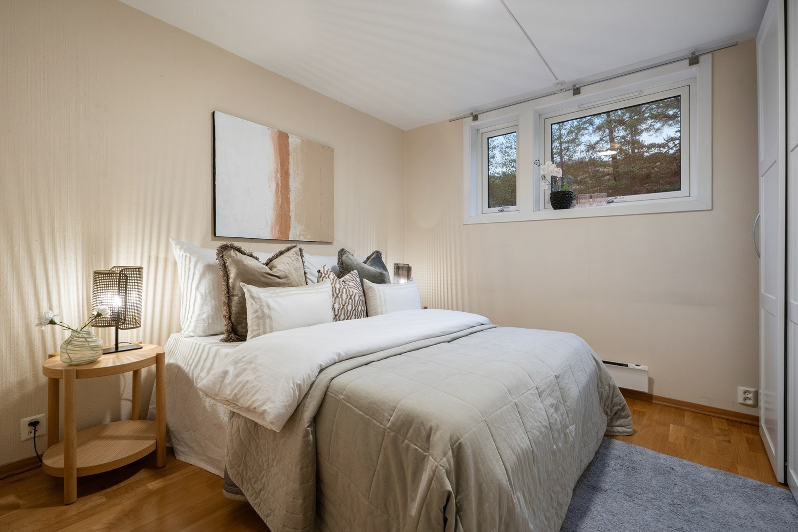 Soverom 3 er romslig og har plass til dobbeltseng, nattbord og skyvedørsgarderobe. Galleribilde