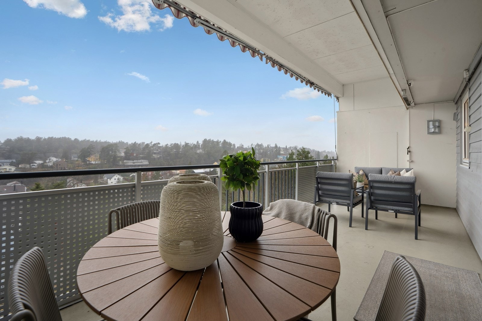 Skjermet balkong med sitteplass - perfekt for å nyte frisk luft og utsikten. Galleribilde